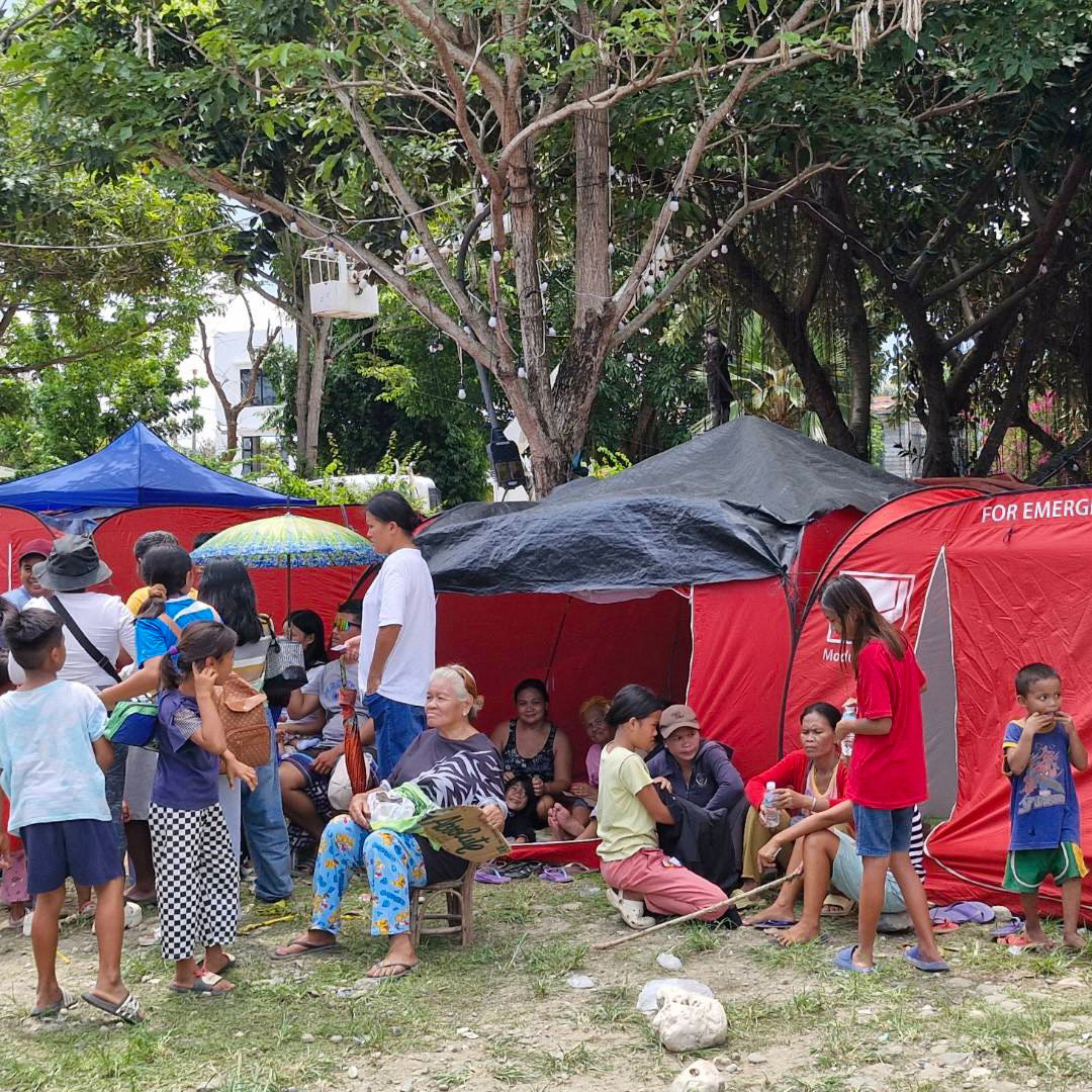 Displaced families sheltering after the earthquake in Mindanao