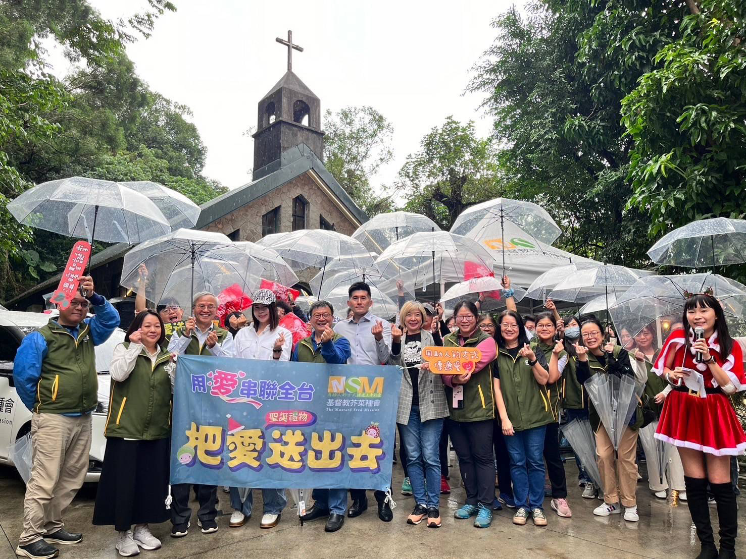 芥菜種會與部落青年以接力的方式，運送重要生活物資進入交通中斷的部落