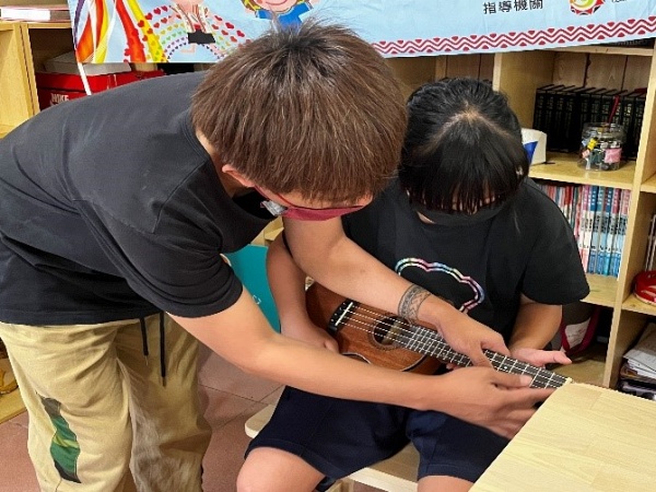 講師一對一指導兒童按壓音弦位置教學