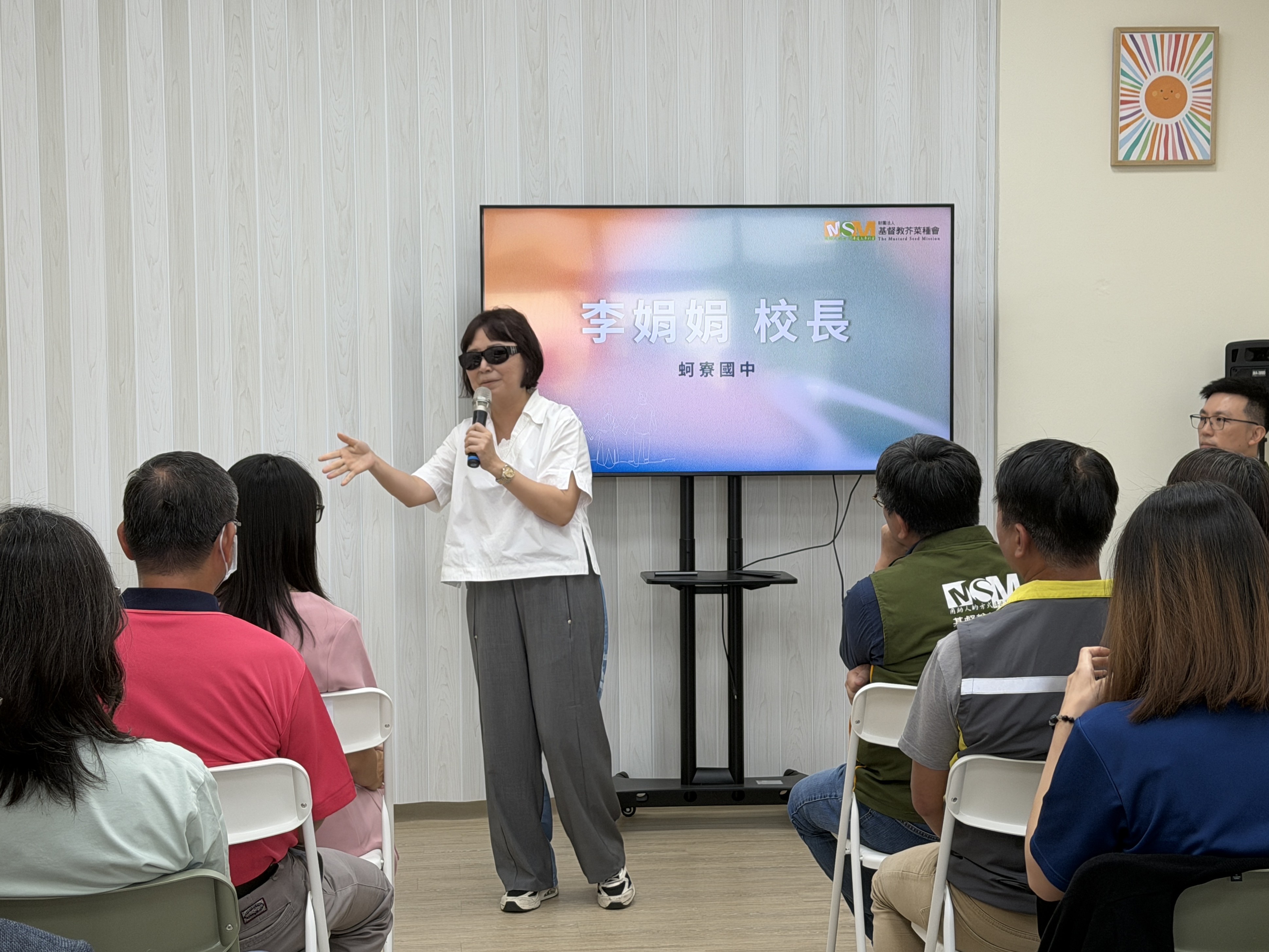 蚵寮國中校長李娟娟分享，芥菜種會與文藻協力提供教育資源，豐富在地學子的資源。