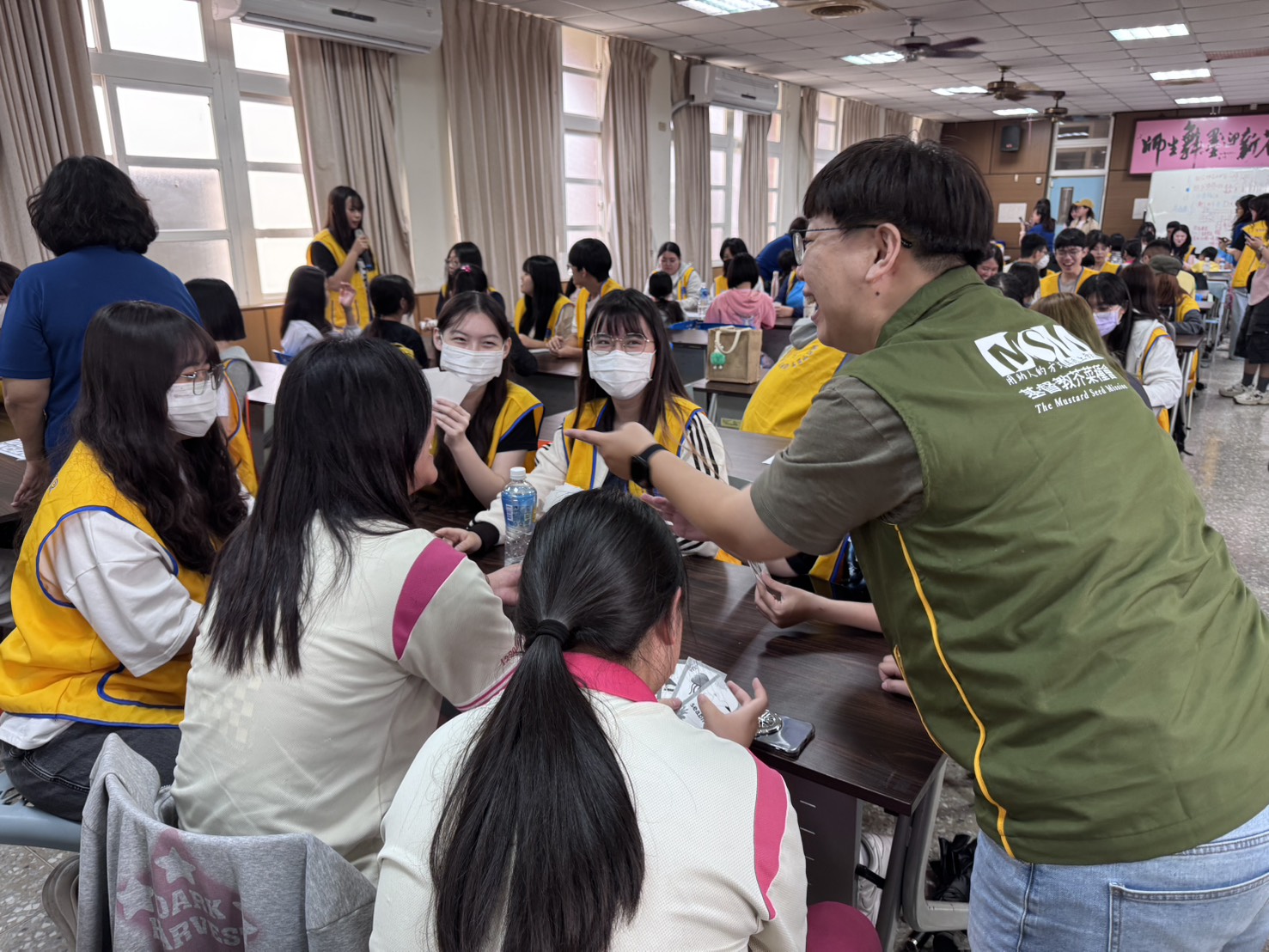 芥菜種會與文藻USR(著黃背心)團隊，共同為蚵寮學子帶來陪伴教育資源。