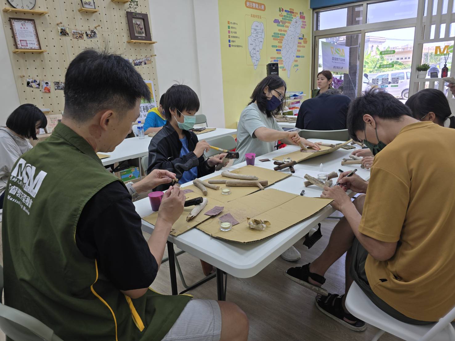 芥菜種會蚵仔寮助人網結合地方職人，為在地兒少設計結合在地特色的漂流木手作燭台課程。
