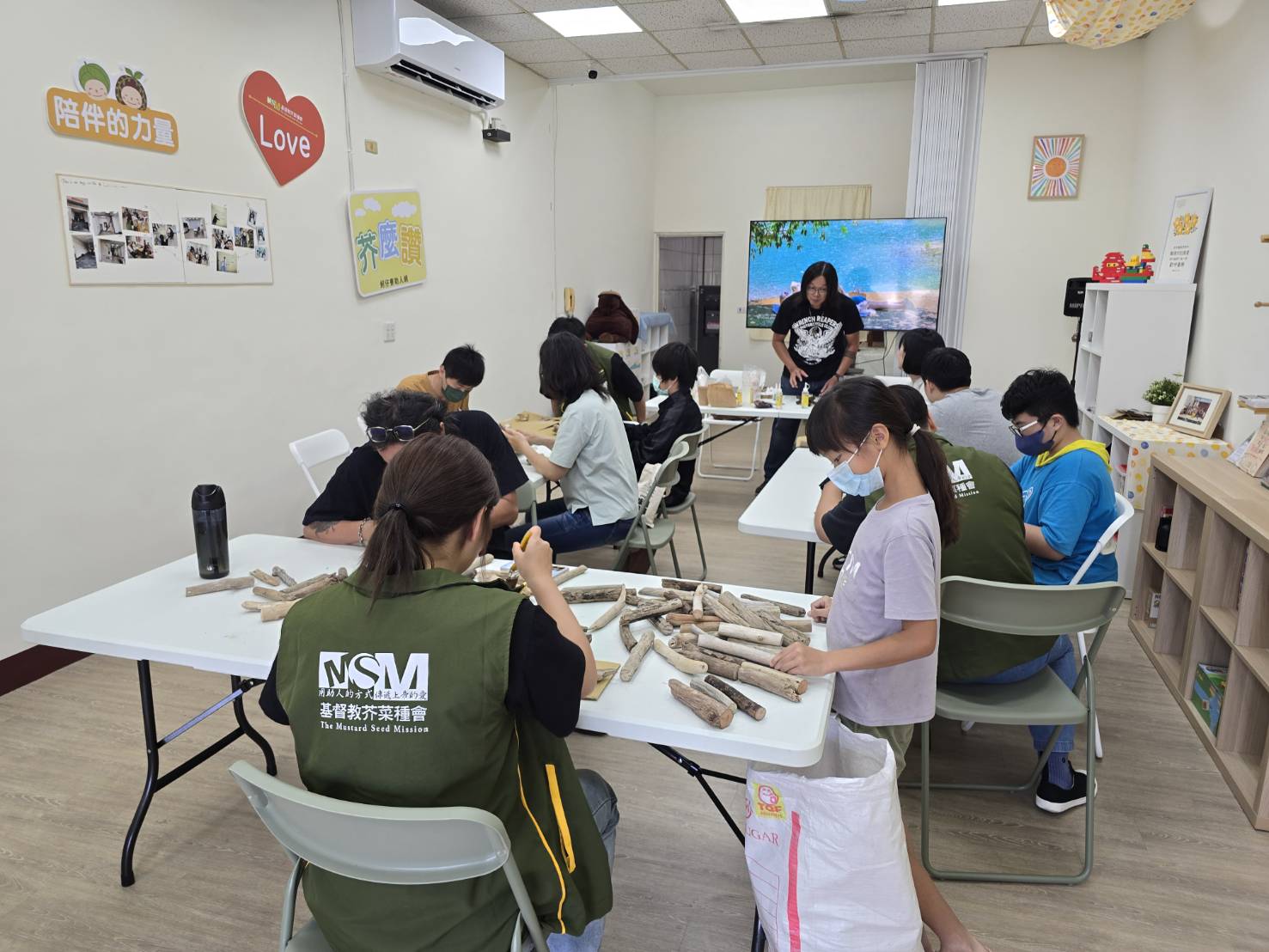 芥菜種會蚵仔寮助人網結合地方職人，為在地兒少設計結合在地特色的漂流木手作燭台課程。