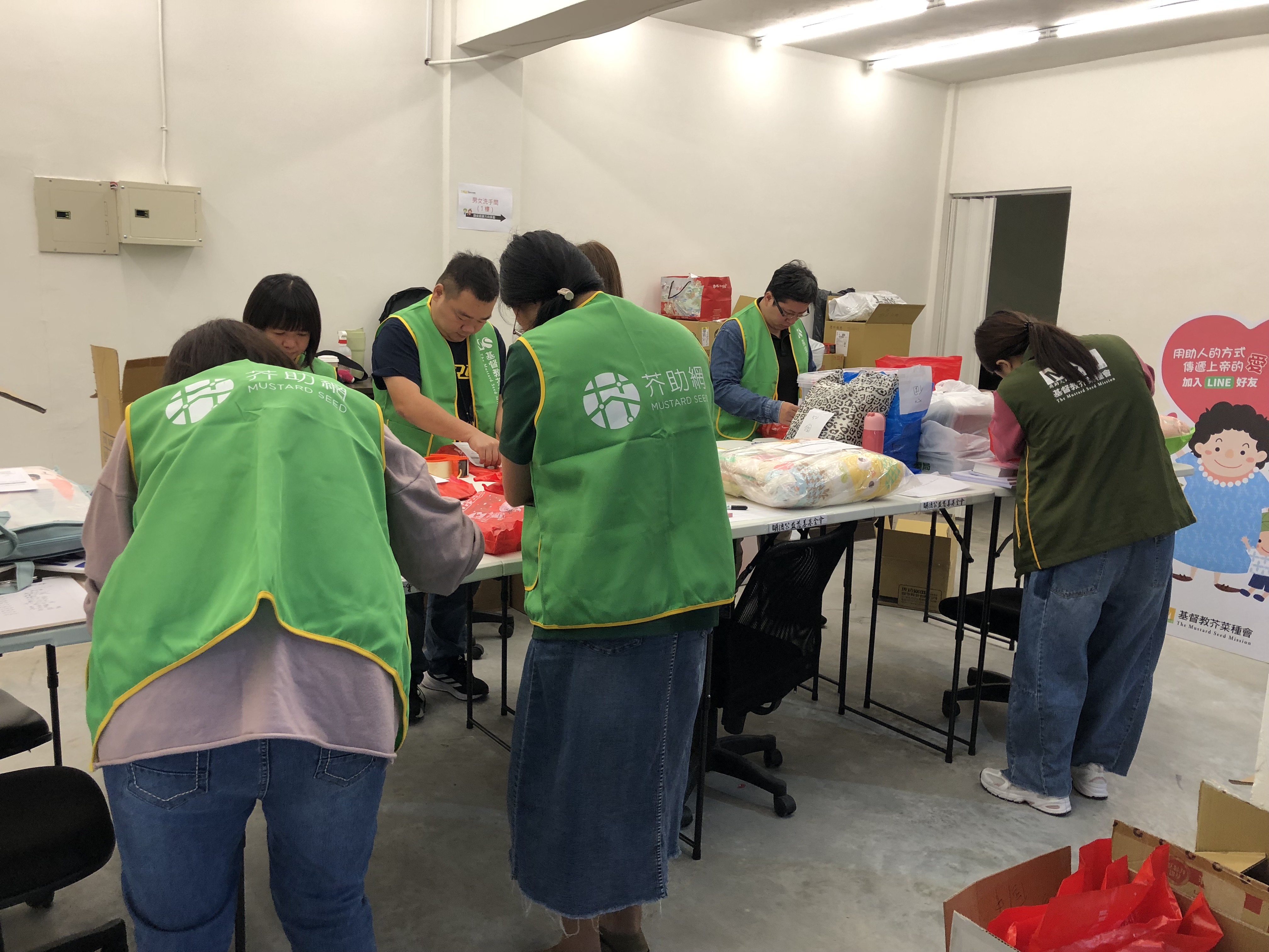 芥菜種會匯聚各界愛心，在志工協助下盤點包裝，為脆弱家庭送上聖誕禮物。