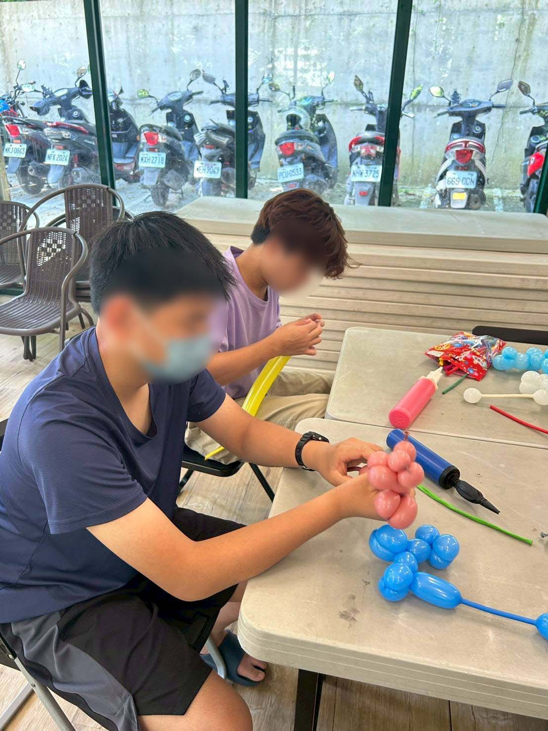 在愛心育幼院教堂裡玩出繽紛與笑聲