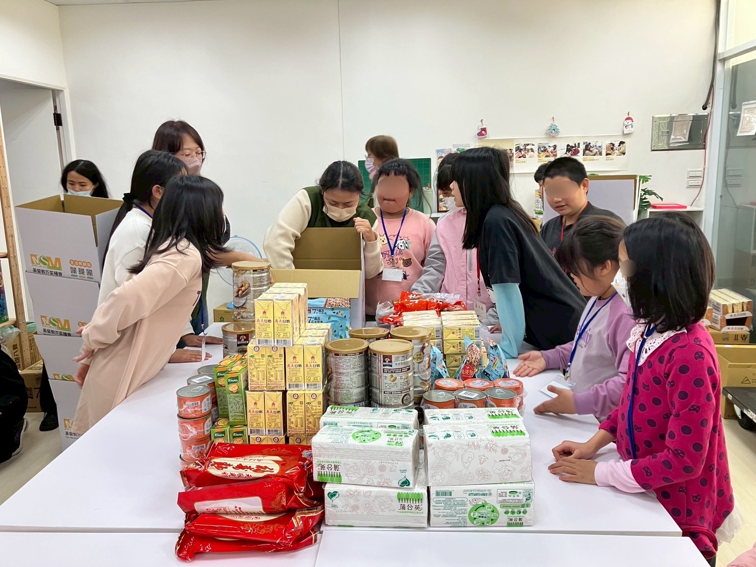 孩子們走進全球救助處台南生活照顧中心，跟著專員學習如何為不同境遇的脆弱或受災家庭，預備所需的生活物資。