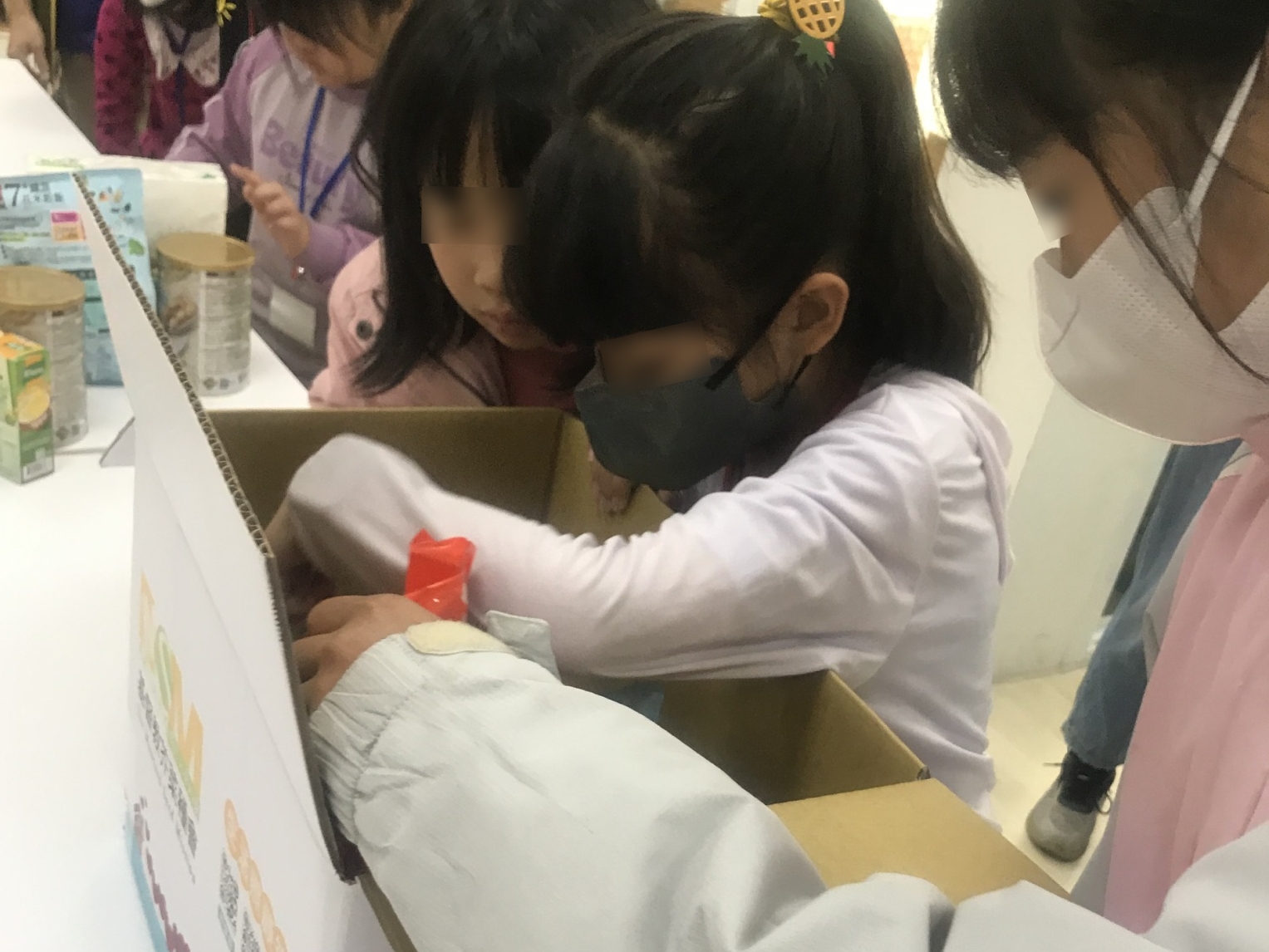 孩子們走進全球救助處台南生活照顧中心，跟著專員學習如何為不同境遇的脆弱或受災家庭，預備所需的生活物資。