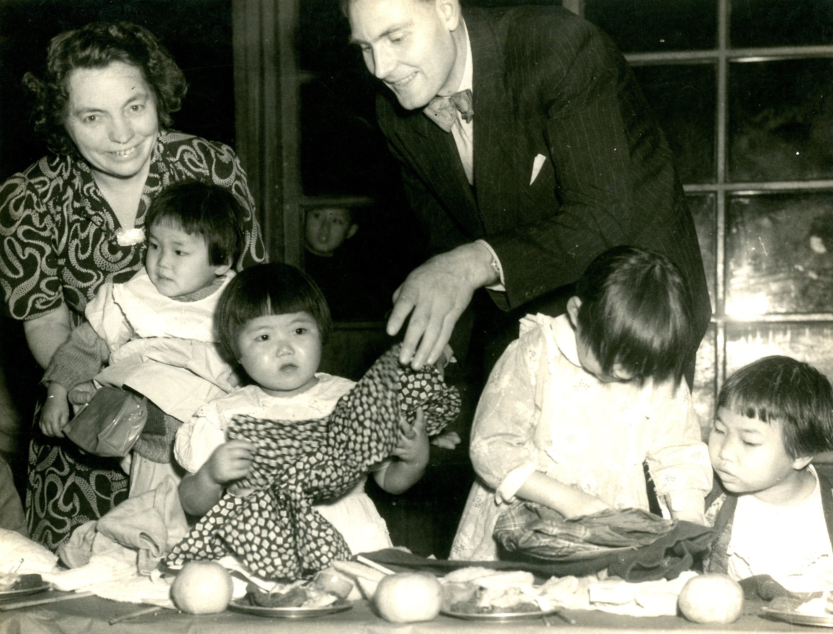 芥菜種會創辦人孫理蓮女士(左後１) 秉持「哪裡有需要，就往那裡去」的助人使命，關懷偏鄉脆弱家庭及兒少。