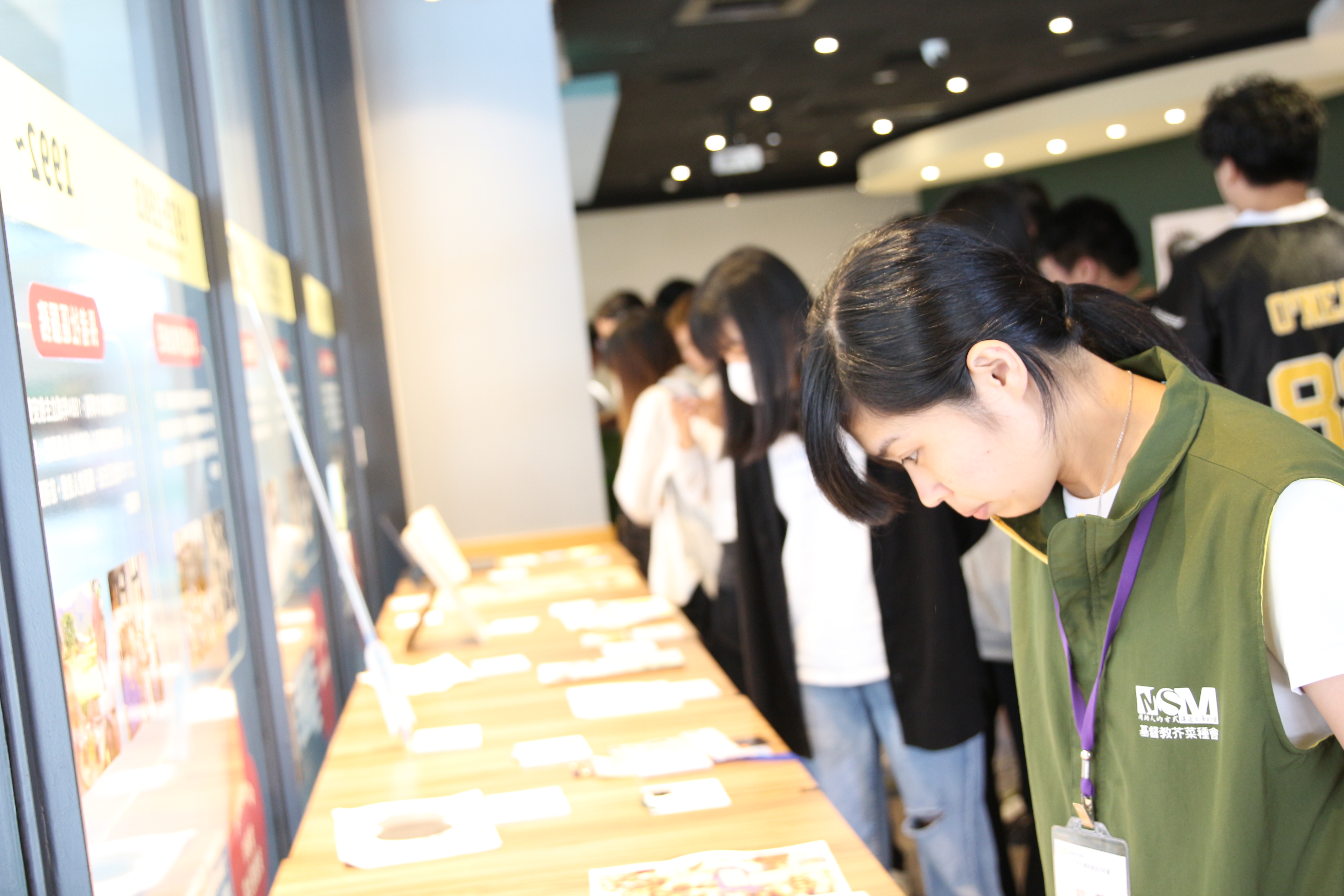 成果展不只是一個讓學生表達自己的機會，更鼓勵學生多花時間去看其他同學的作品，傾聽和理解其他創作者想要表達的，練習欣賞與自己不同的他人。