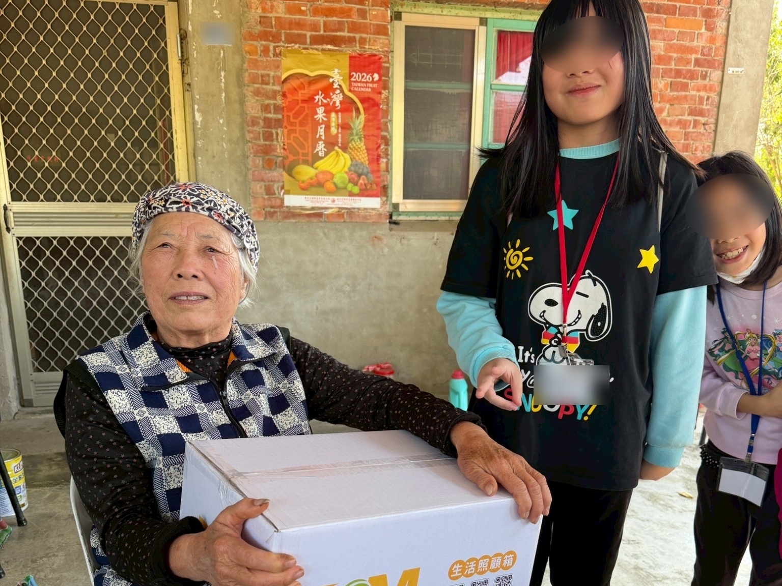 孩子們也同時來到楠西助人網中心走訪並把物資箱一箱箱送到需要照顧的家戶中，把關懷與學習化為實作。
