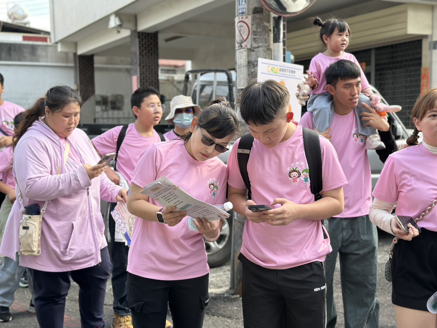 芥菜種會認養童小麒（前右一）和母親在活動共創難得的親子回憶。