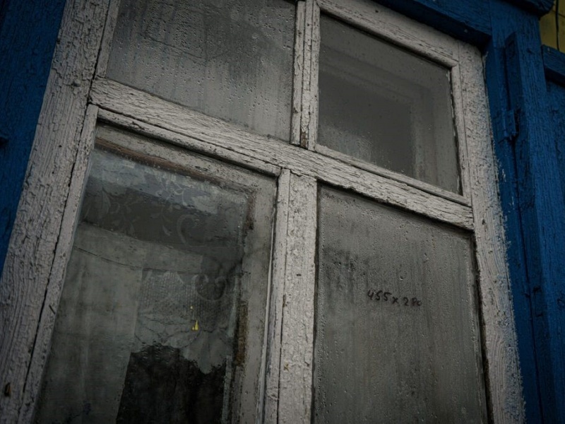 Olha家裝設好的窗戶。因屋內溫暖，窗戶上有水珠。