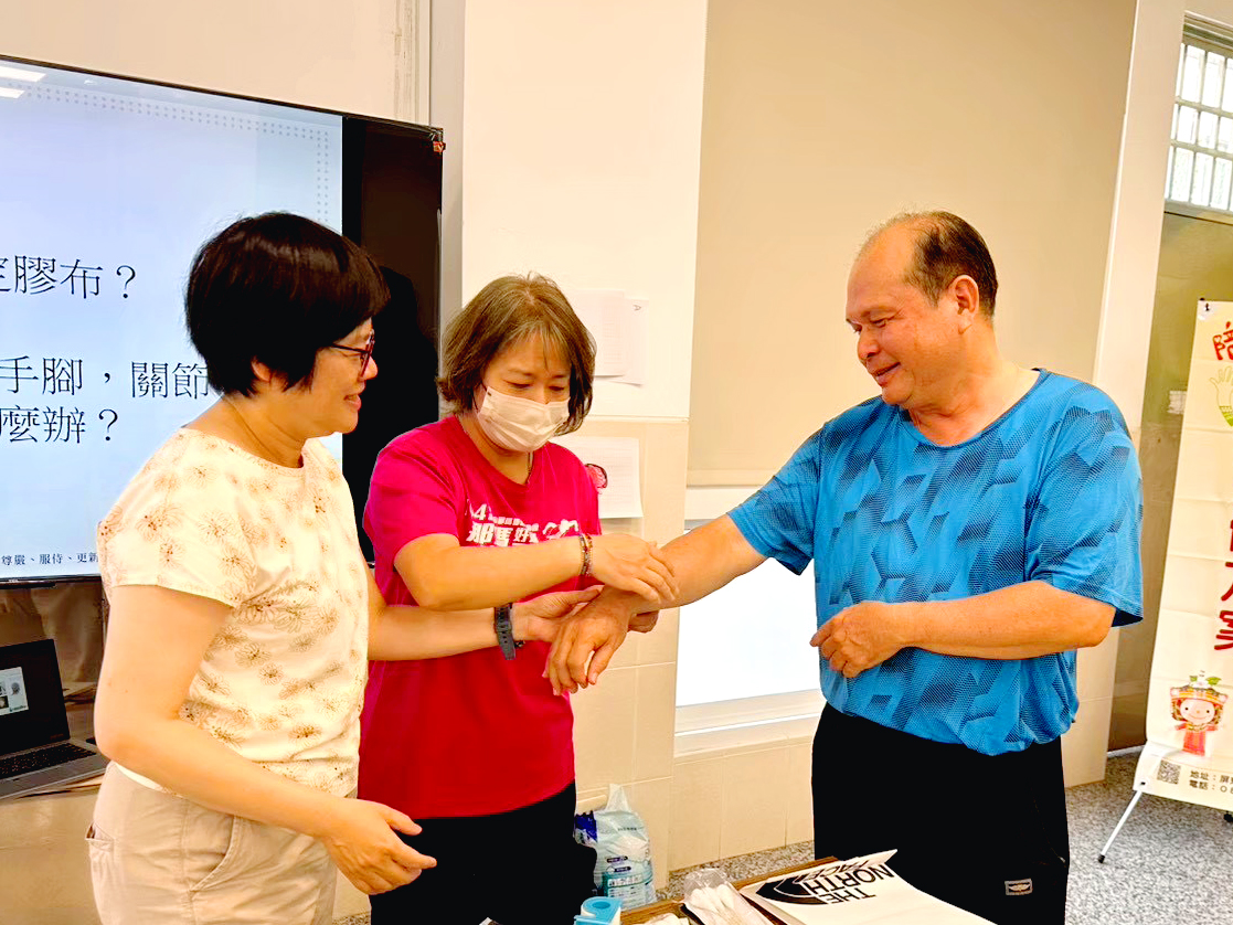 學員們實際操作學習傷口照顧。
