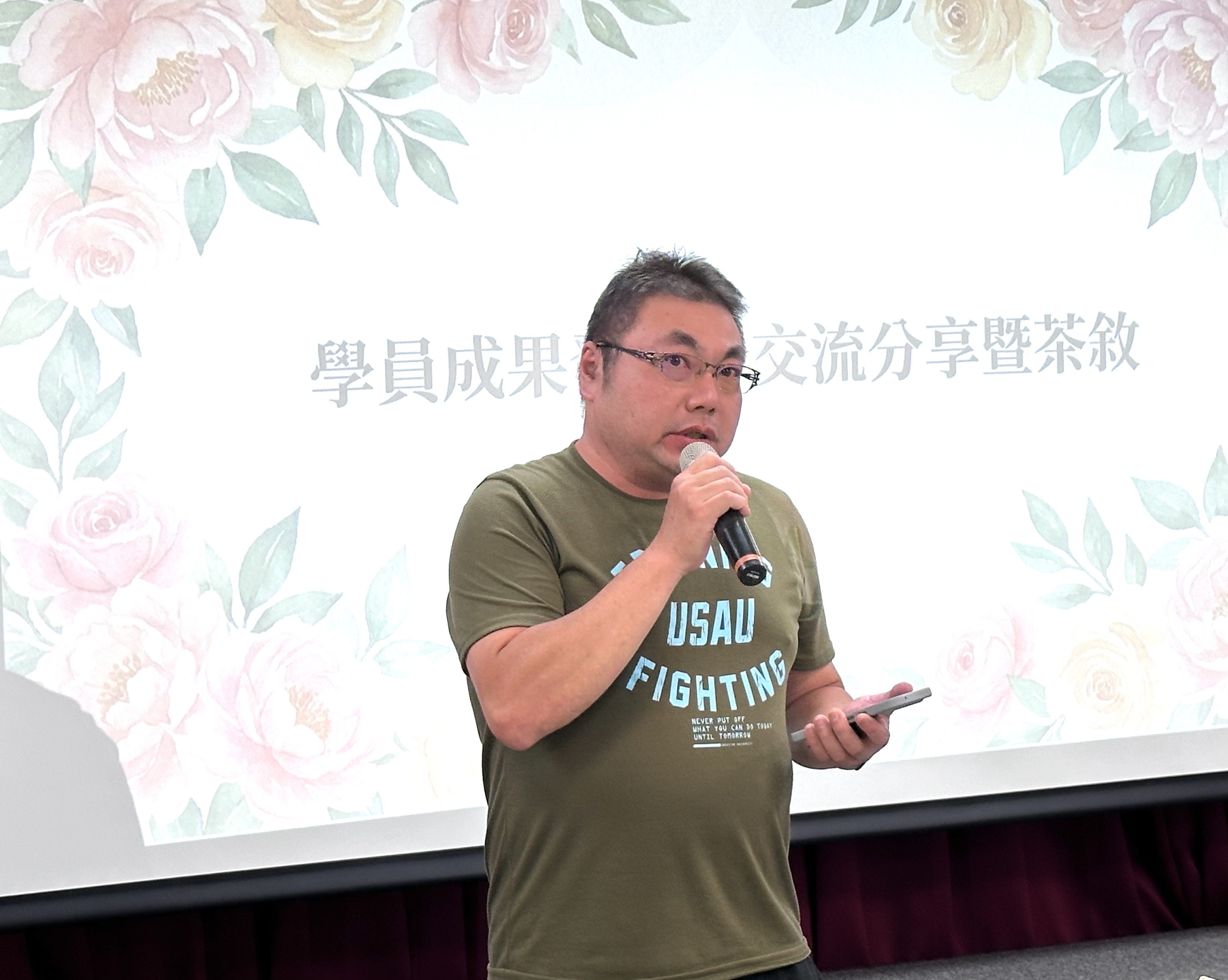 首批結訓學員胡善照分享，從科技業跨域投入兒少照顧，透過理論與實務訓練，學習撕下標籤、放下成見，用理解與善意陪伴孩子，成為孩子生命中的支持力量。
