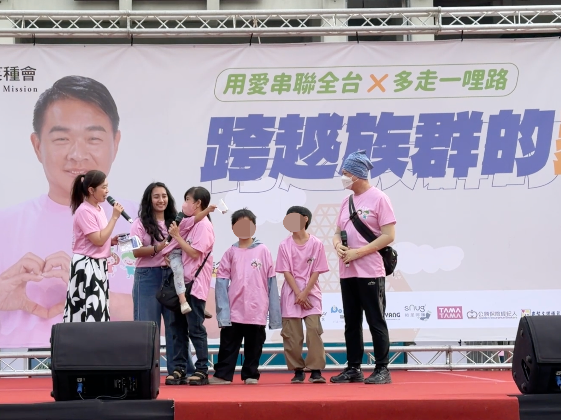 阿芳 （右4）分享受助歷程，家庭如何走出火災低谷，在芥菜種會的服務與陪伴下重拾盼望。