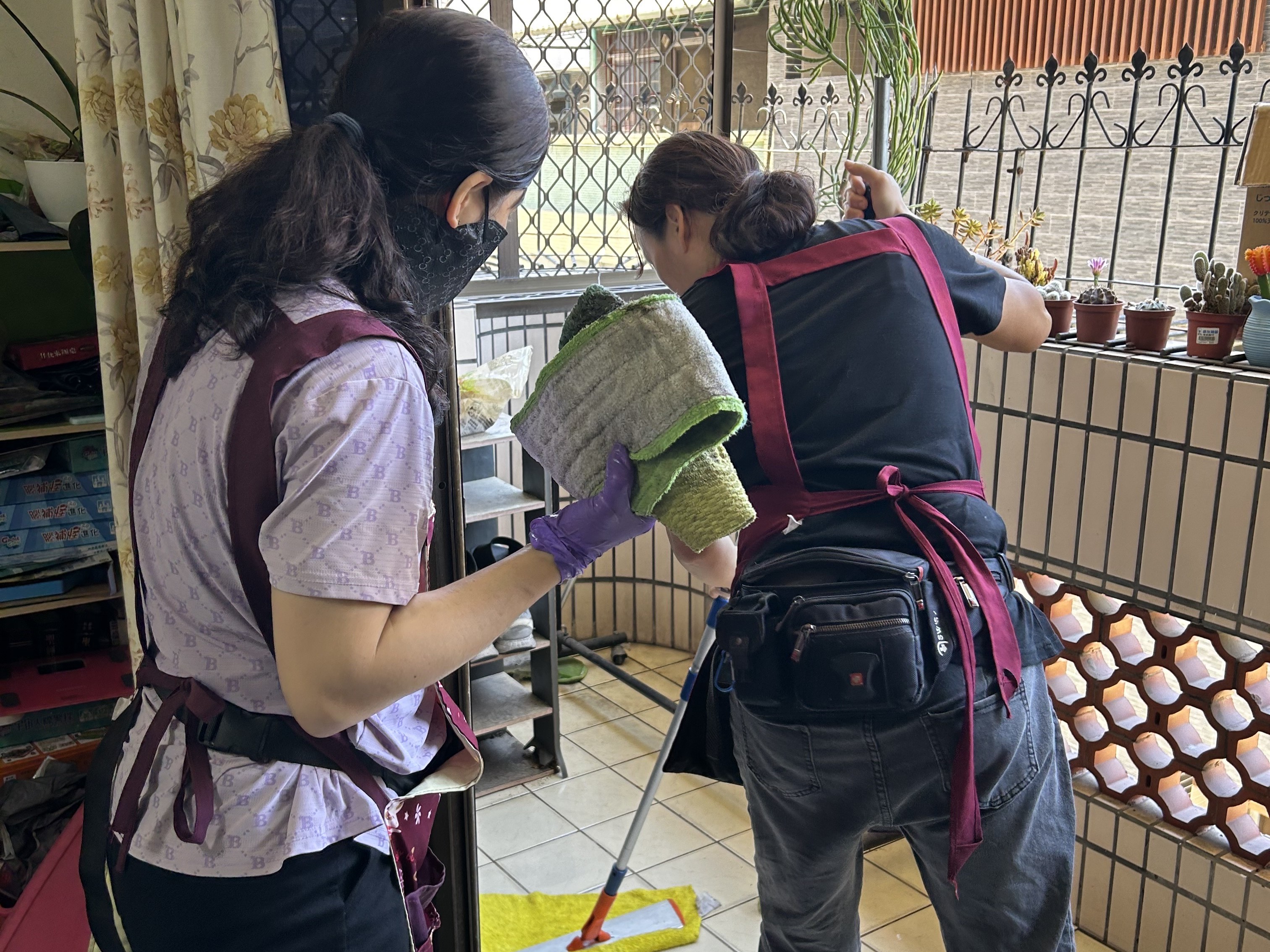 阿芳(左)接受以工¬「帶振」培力，跟著學習居家清潔技能。