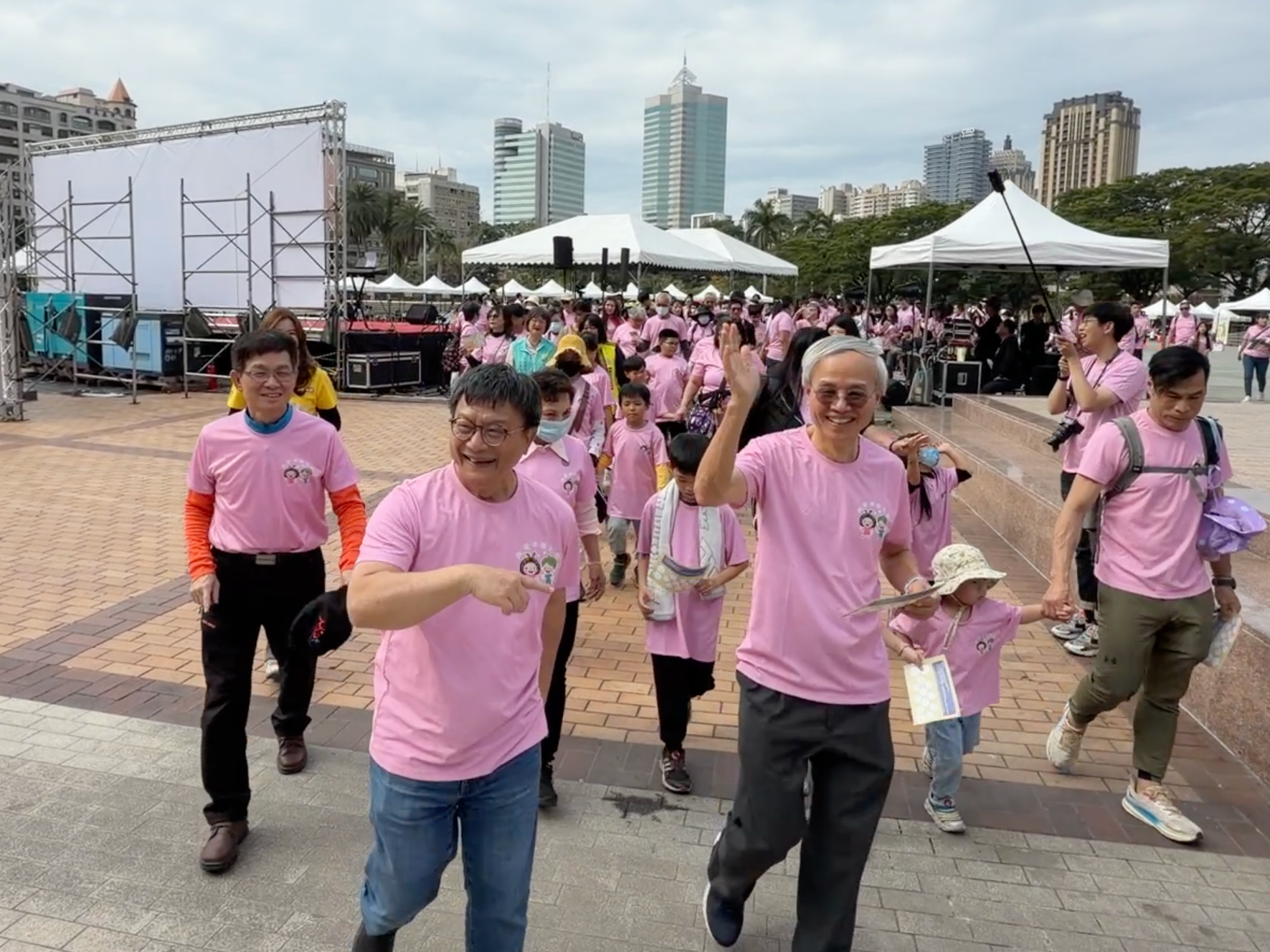 蔡仁松董事長（前右）與李肇家執行長（前左）陪伴家庭健行，凝聚親子情感。