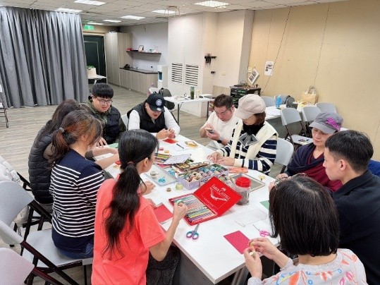 芥菜種會「兒童及少年福利機構專業人員–保育輔導人員訓練班」，以實務討論方式引導學員學習解讀孩子行為背後的訊號。