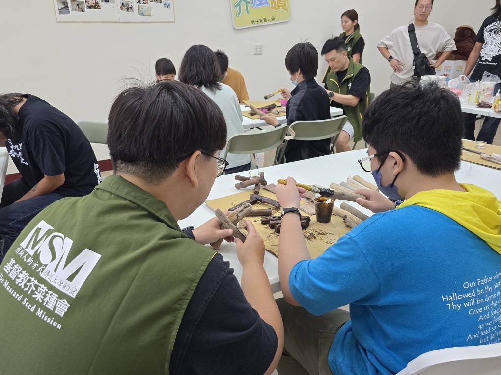 Children and university students learning together in Keziliao