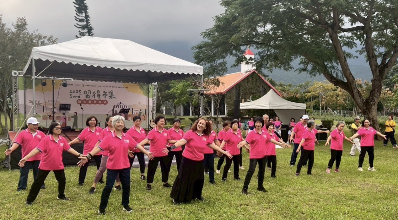 芥菜種會‧富安社區照顧關懷據點，阿公阿嬤舞蹈團熱力登場，展現銀髮活力。