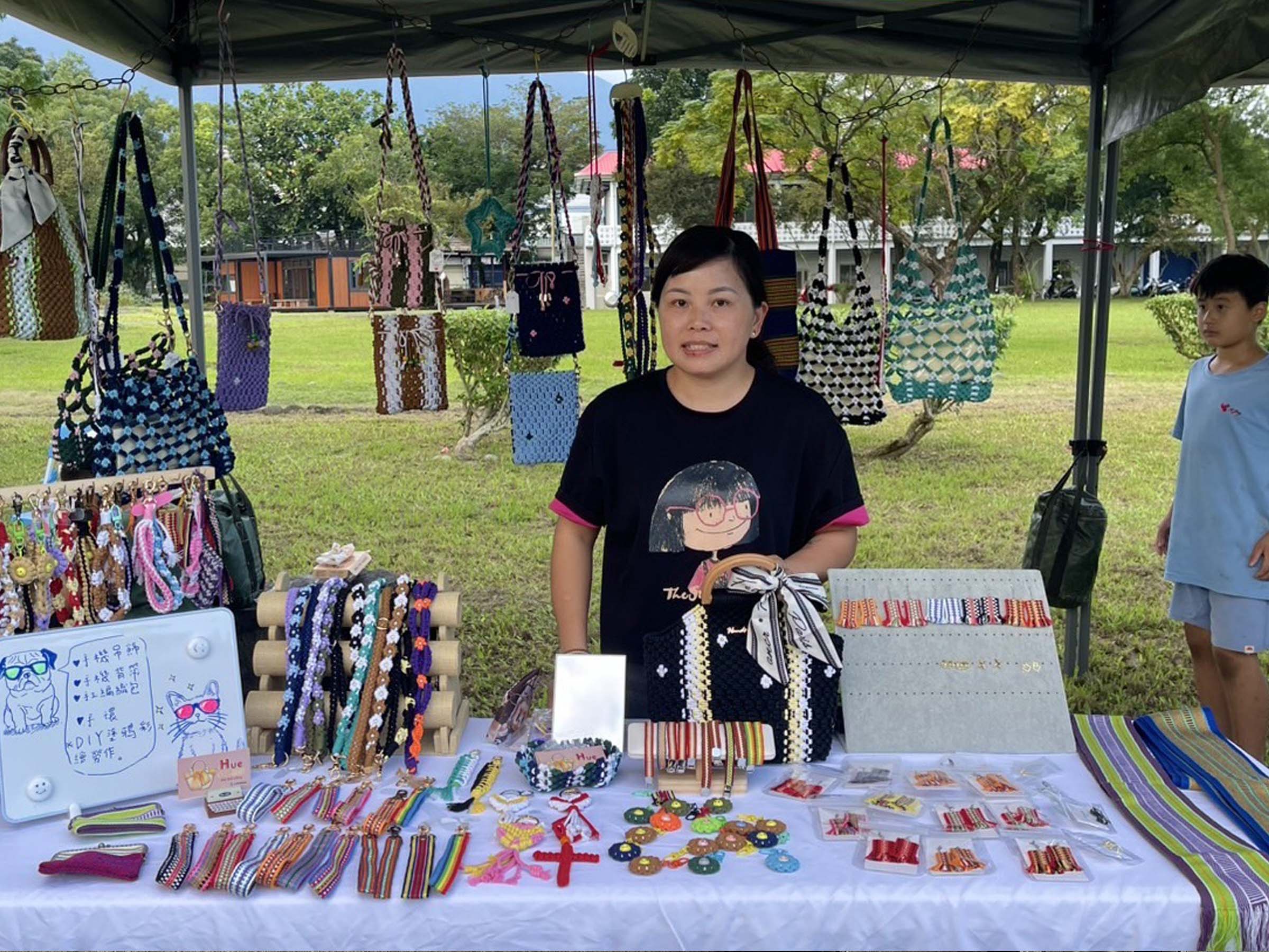 SEED習得市集展售手作、咖啡與農產。芥菜種會透過推動「三福助人網」，持續陪伴社區與需要的家庭，以跨世代培力凝聚社區力量。