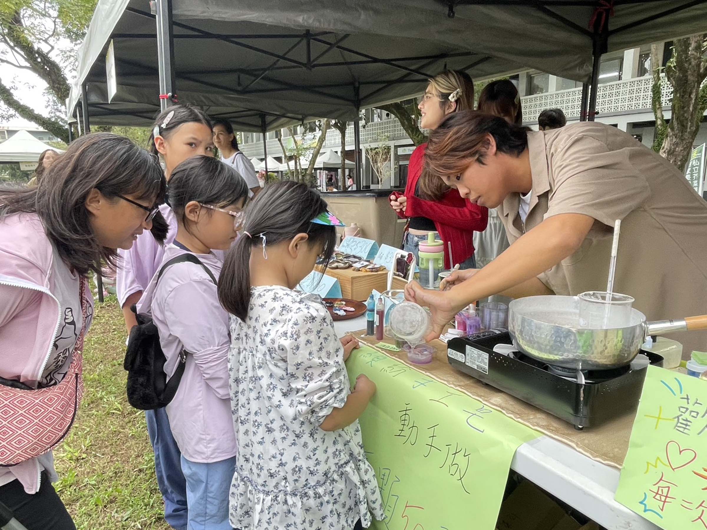 親子一同參與闖關遊戲，小朋友開心完成任務，增進社區互動時光。