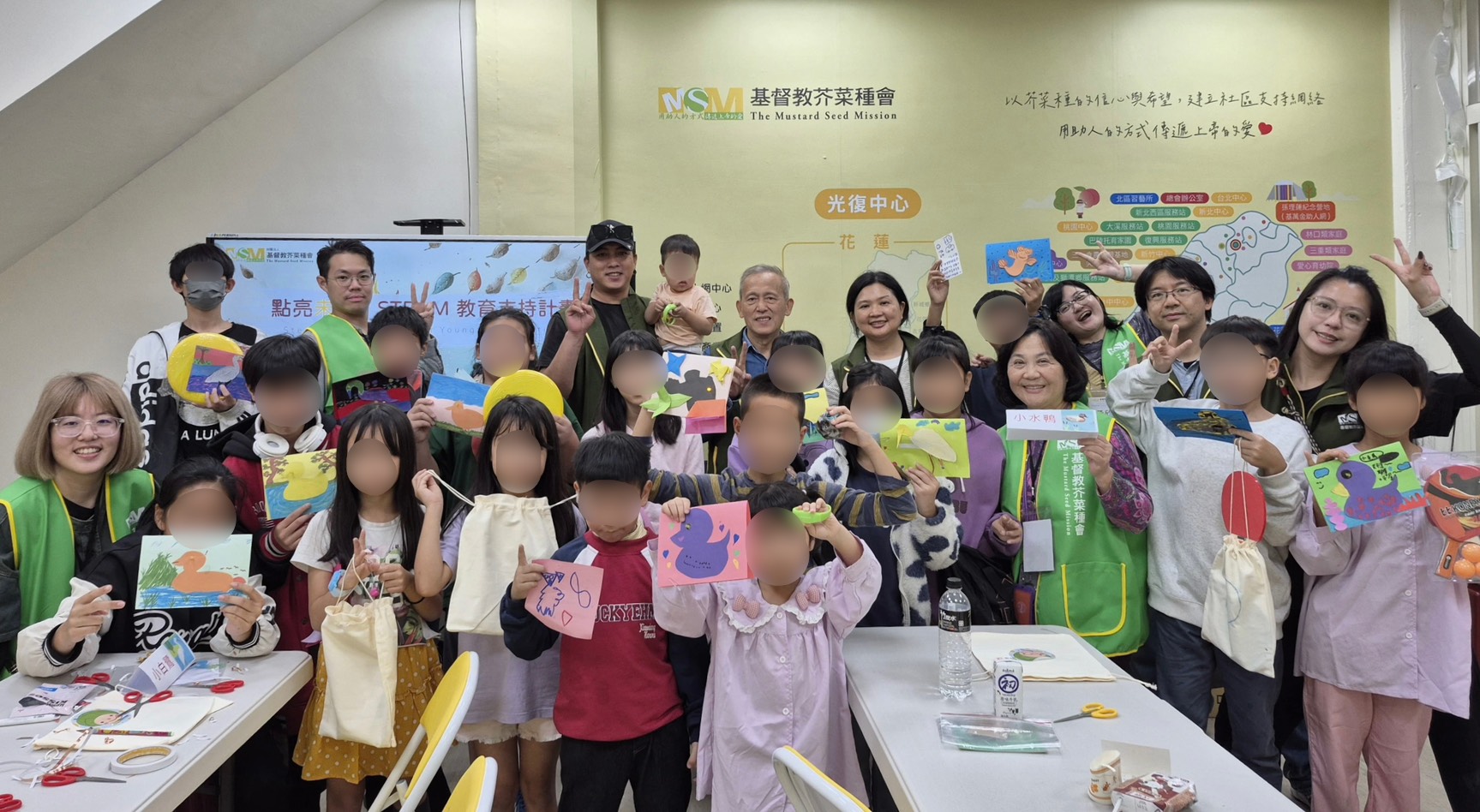 據點 STEAM 科學課程結束後，孩子們開心展示作品合影。芥菜種會透過穩定的陪伴與學習空間，陪伴孩子重新找回探索與表達的信心。