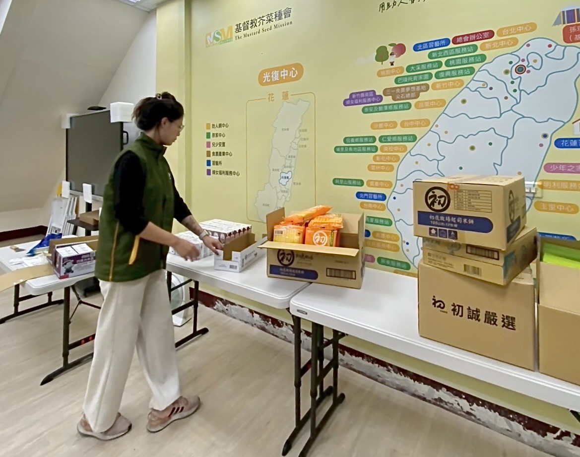 在光復助人網據點，欣敏正整理物資、準備空間，迎接孩子們放學後的到來。