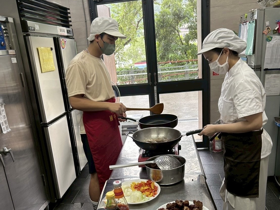 在愛心育幼院的廚房裡，慢慢看見自己的未來