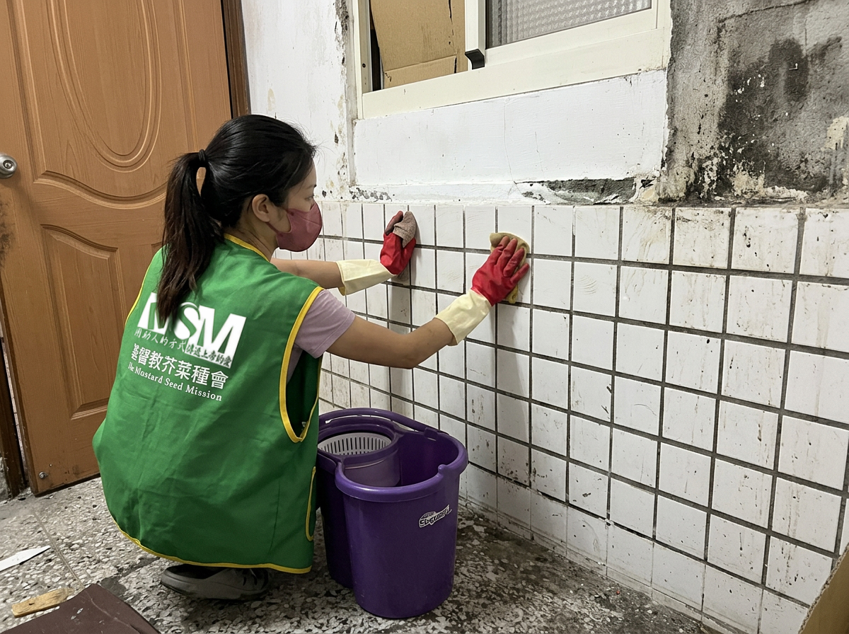 MSM volunteers and local church members distributing relief supplies door to door in Chaozhou Township