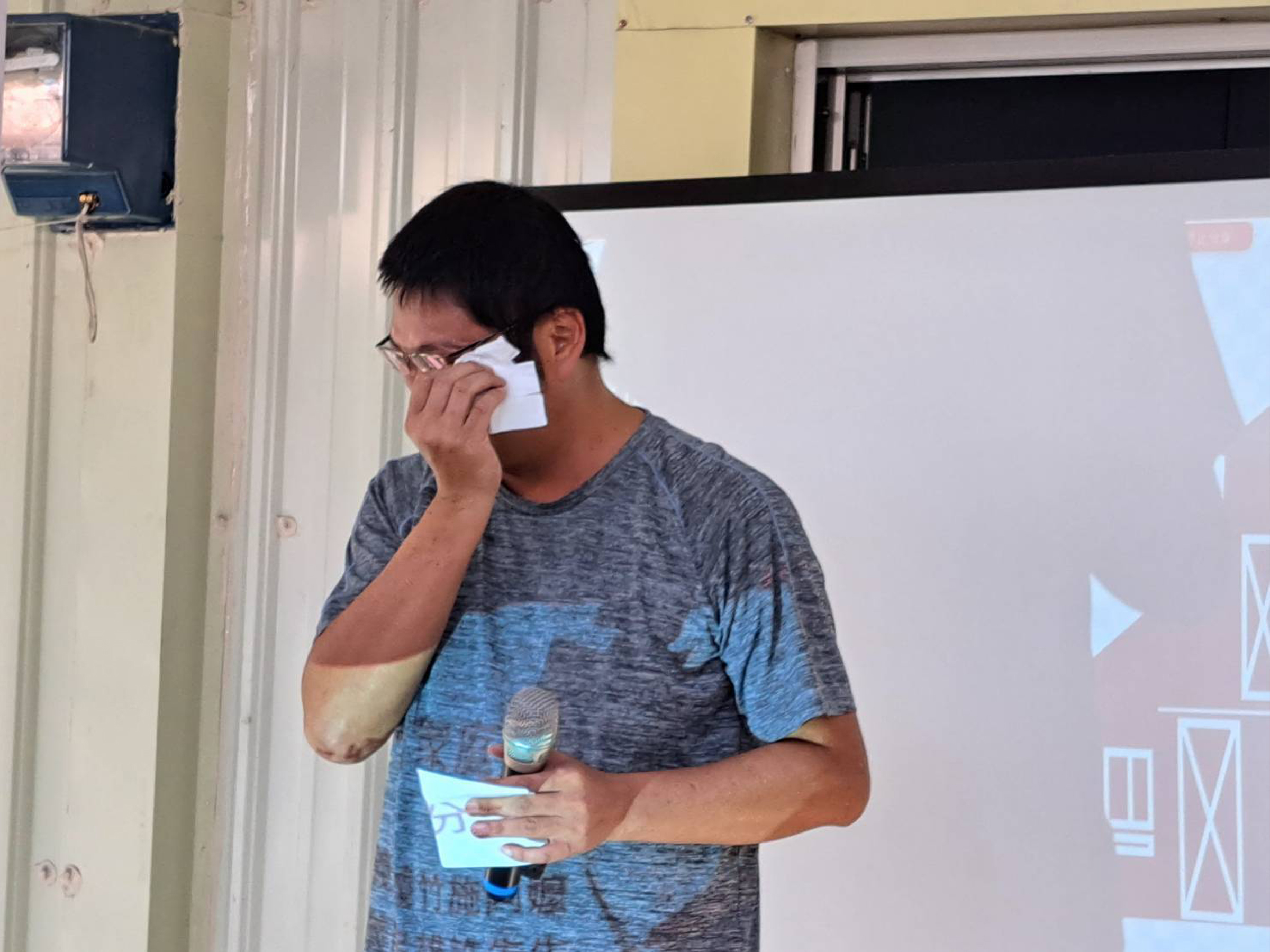 風災受助家庭許爸哽咽感謝芥菜種會，讓他們能有一個安全溫暖的家。