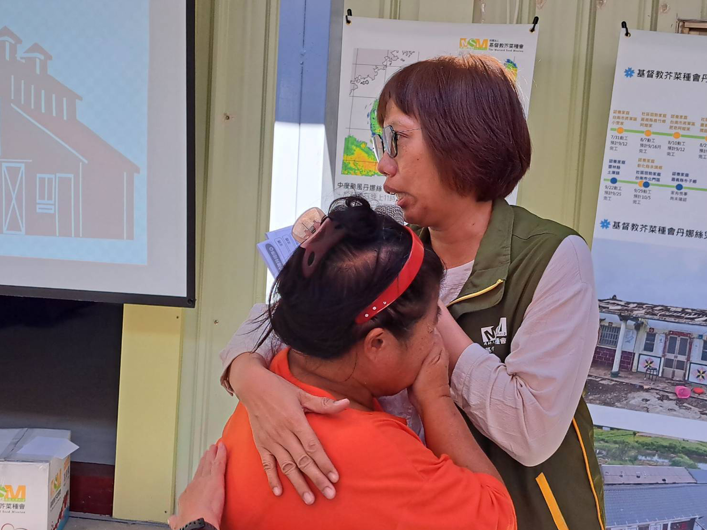 風災受助家庭施阿嬤感動流淚謝謝芥菜種會的陪伴與幫助。