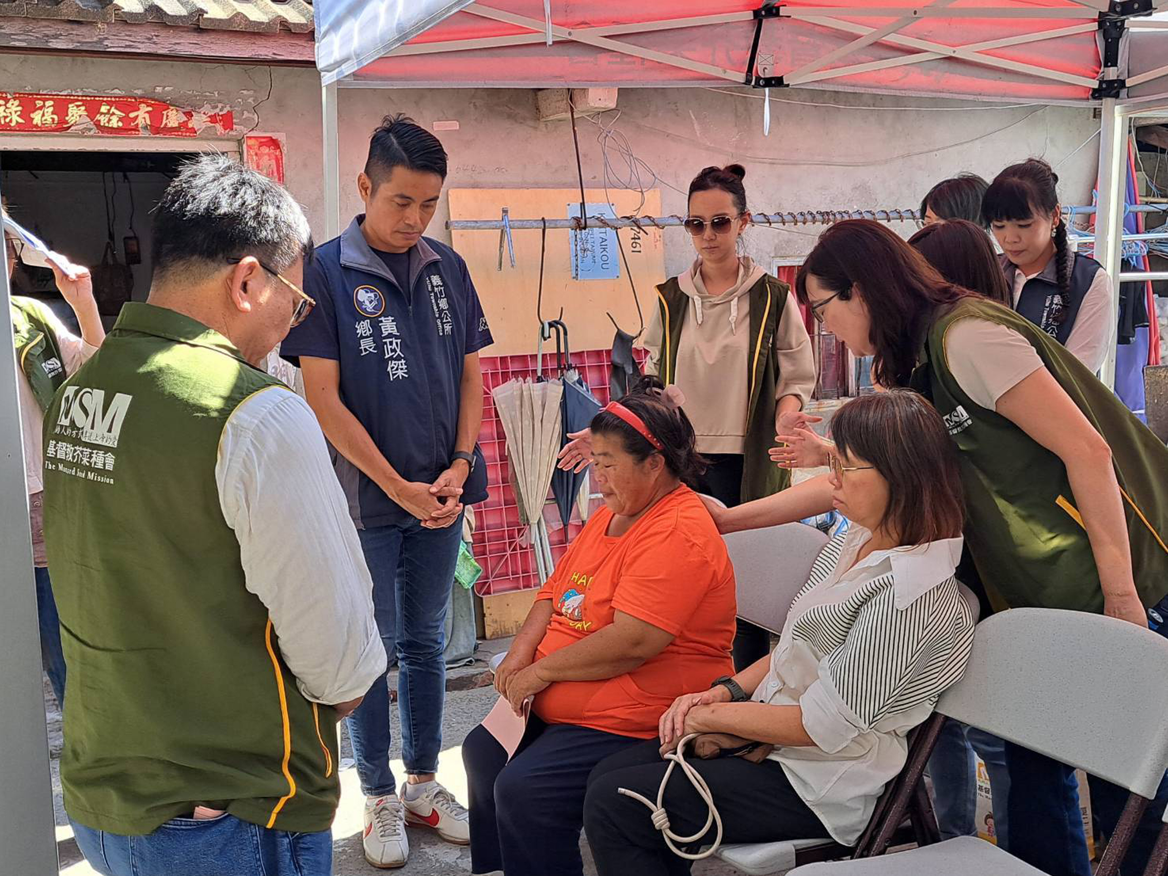 芥菜種會特別為受助家庭祝福禱告。