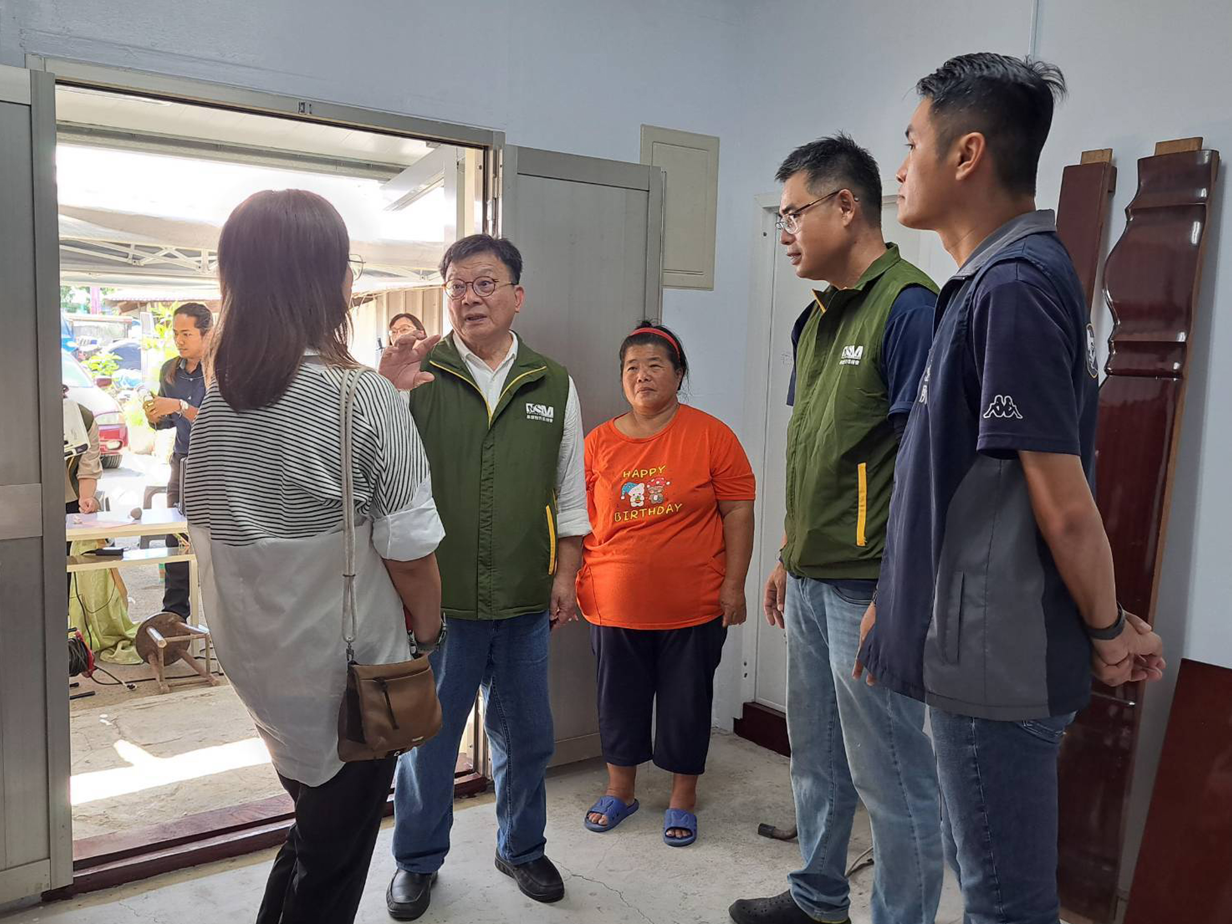施阿嬤特地帶與會人員參觀新家。