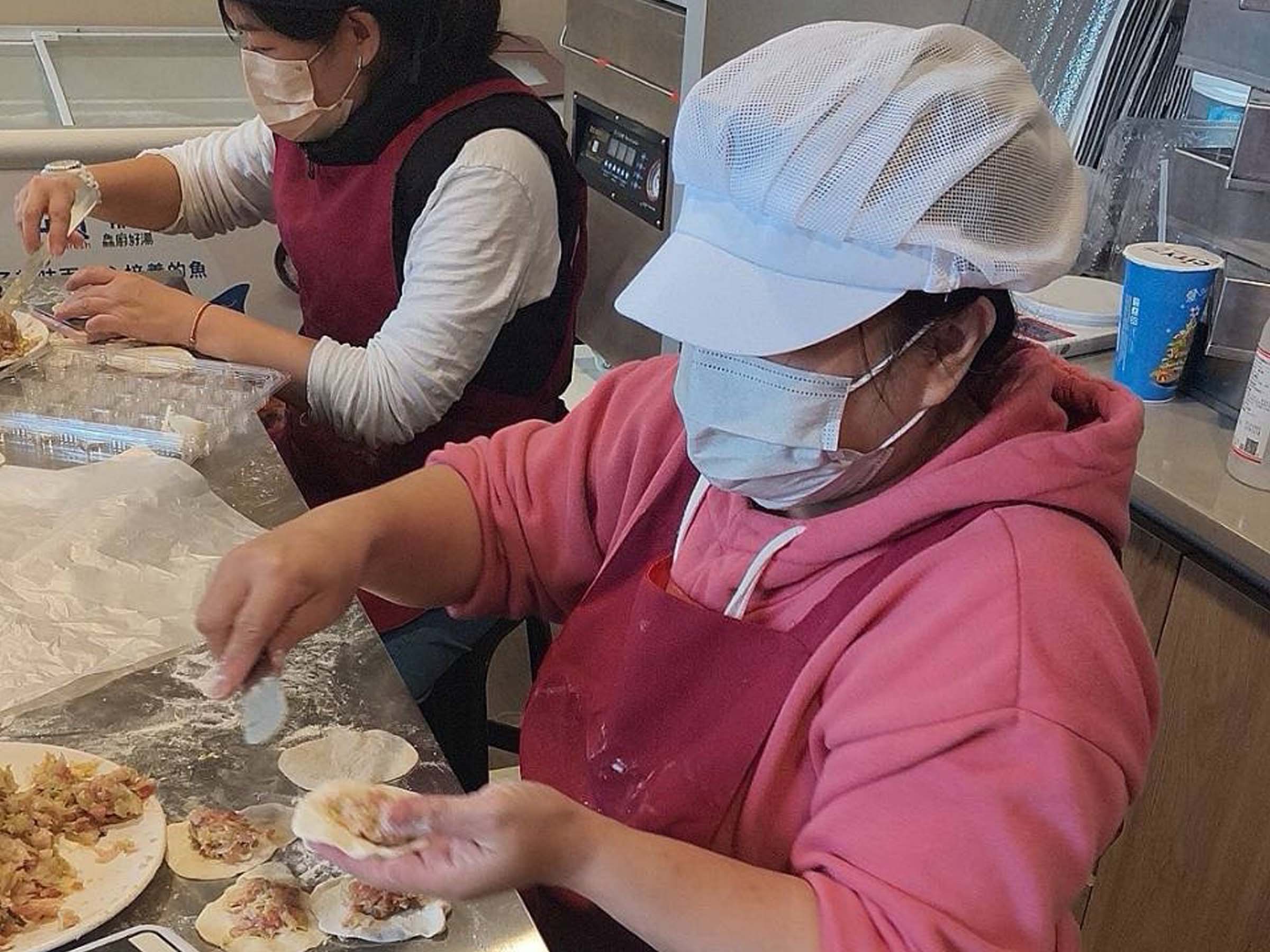 阿華與以工帶振的夥伴們合作完成餡料的預備。