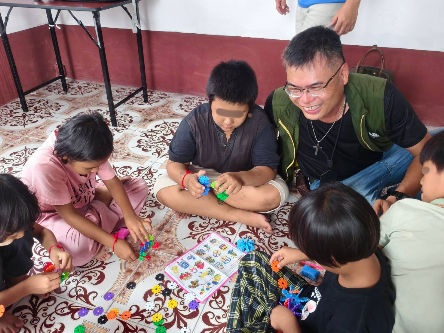 透過兒童遊戲天地，幫助地震受創的孩子修復心靈。