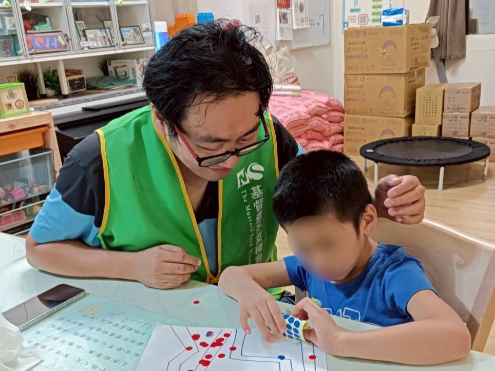 吳廸(左)在芥菜種會「照顧者學校」裝備並實踐陪伴孩子的技巧。 