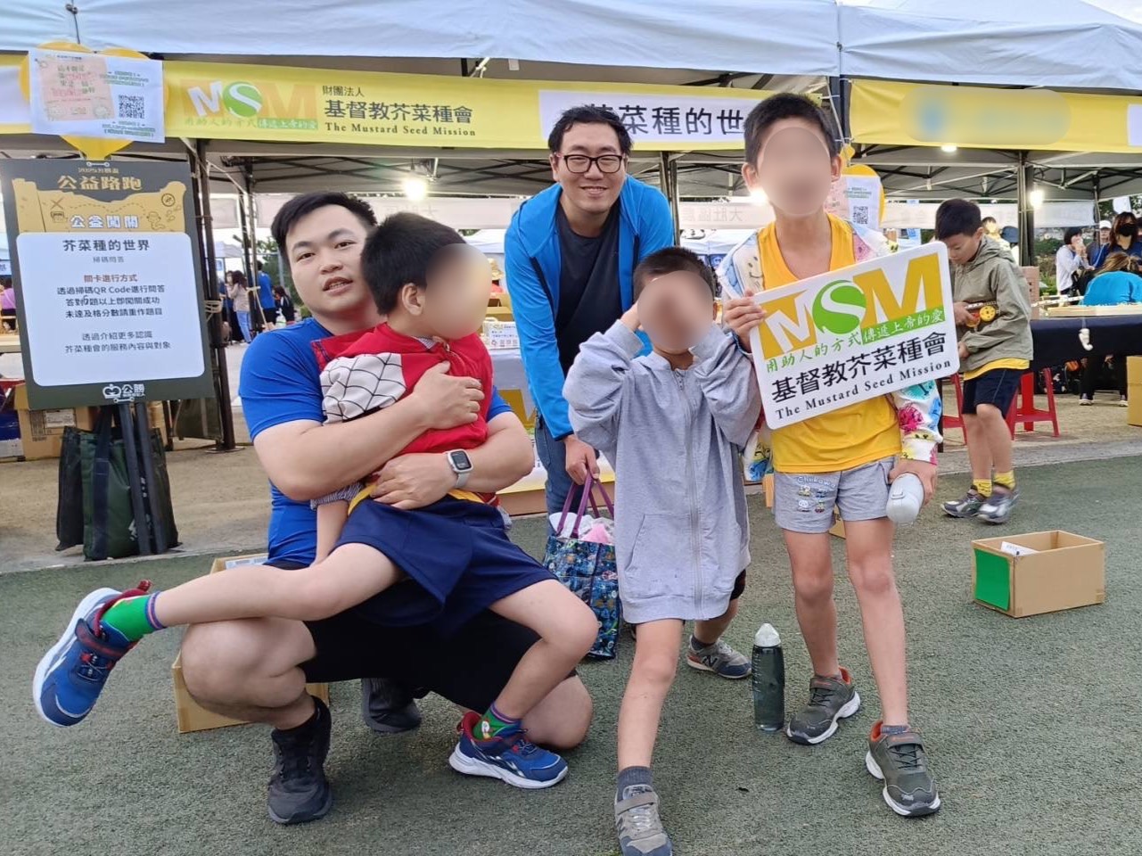 吳廸(中後)期許自己進階培訓為專業照顧者，溫柔陪伴孩子成長。 