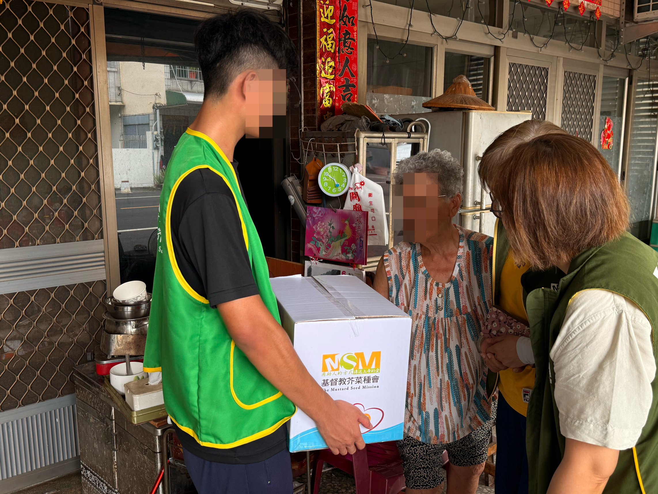 小剛將一箱箱裝滿食物與生活用品的物資親手送到行動不便的長者家中