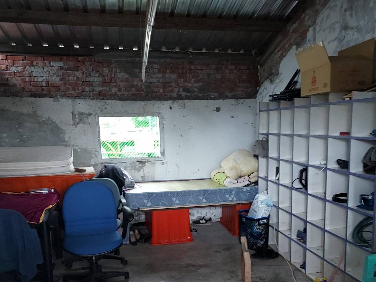 阿賢原本跟媽媽同睡一個房間，長大後睡客廳的一角當作房間。