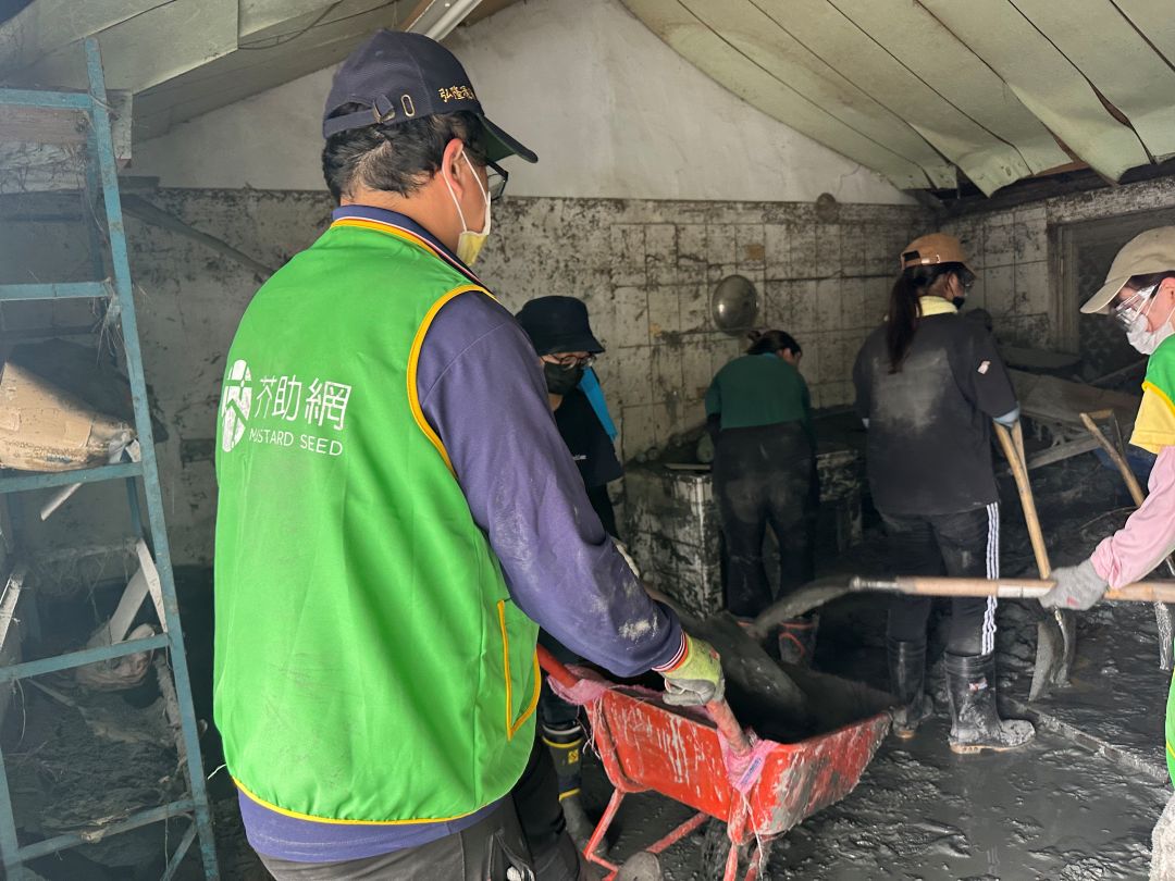 基督教芥菜種會團隊與志工深入光復受災家庭，協助清除屋內淤泥，幫助居民恢復生活環境。