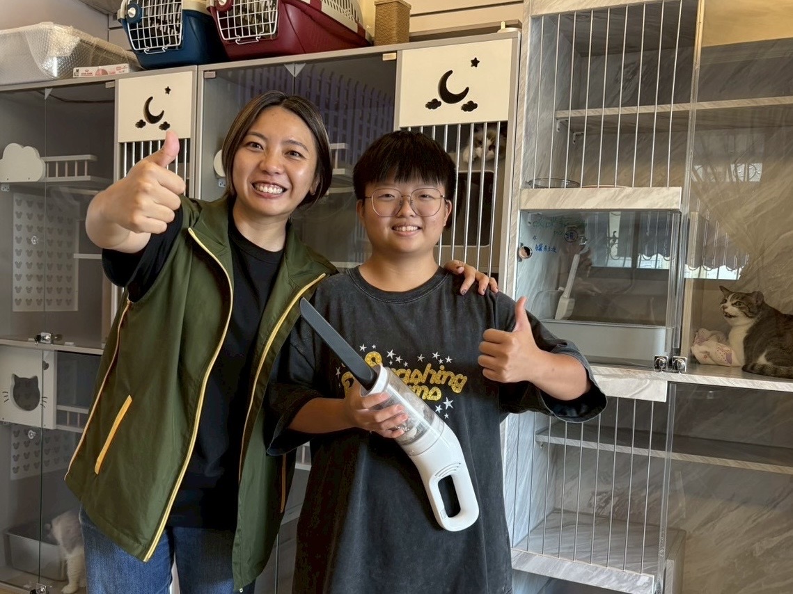 在青年培力社工長期陪伴的關係裡，小晨（右）能信任，並把困惑與挫折說出口，讓「再試一次」成為可能。