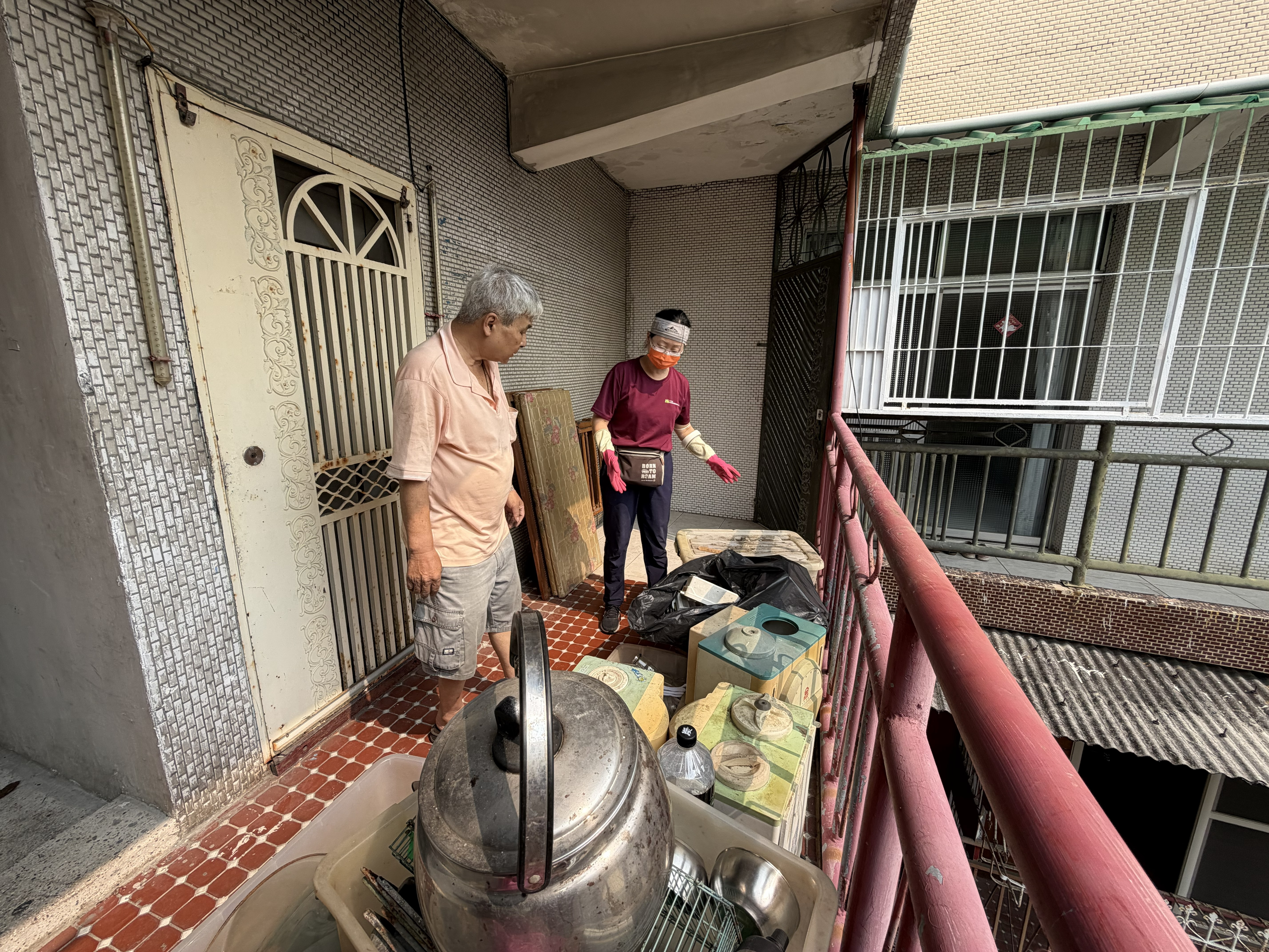 透過家務指導與清潔團隊的進駐協力，帶著小杰阿公和小杰一步步學習家庭收納與清潔對家的安全重要性。