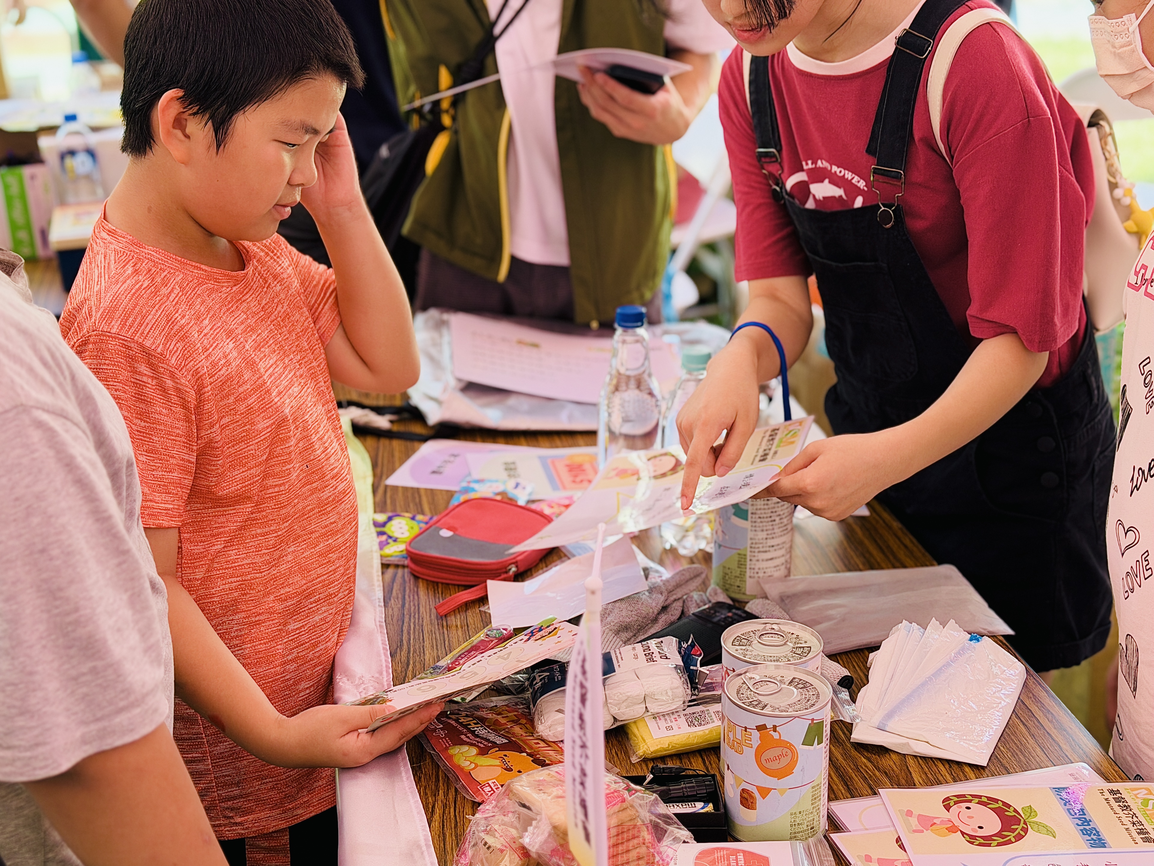 孩子化身防災小老師，向海埔國小師生介紹防災包內容。