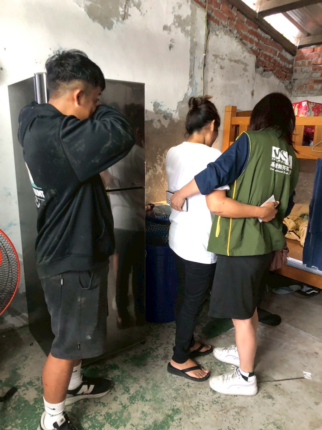 如今阿賢不僅有了自己的床，也有了隔間。