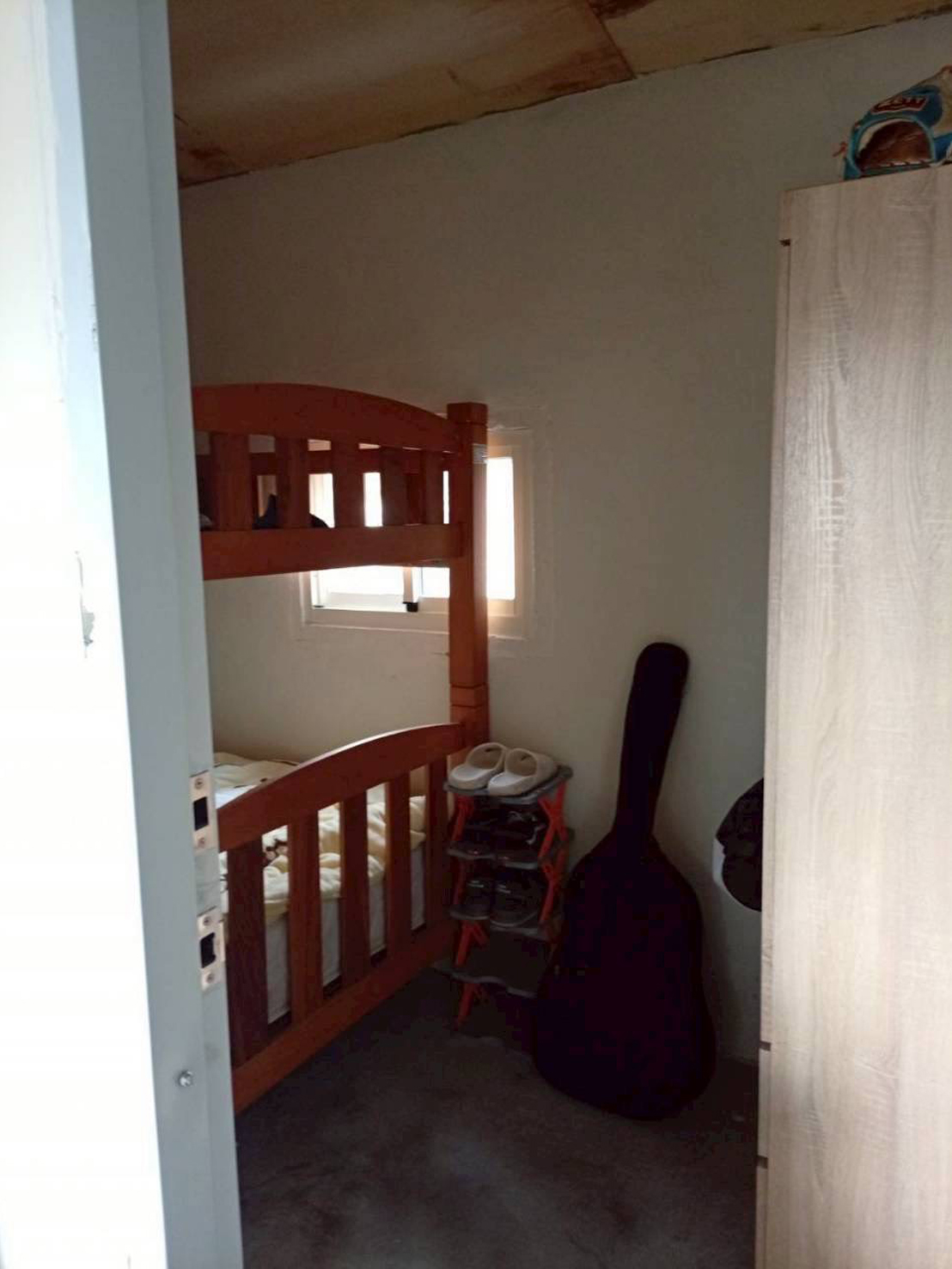 如今阿賢不僅有了自己的床，也有了隔間。