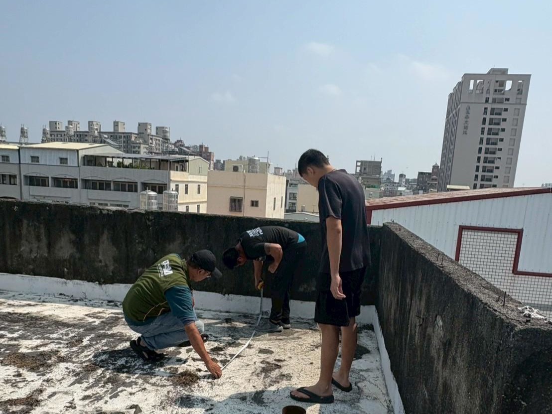 芥菜種會與工班團隊在小杰家進行修繕測量。
