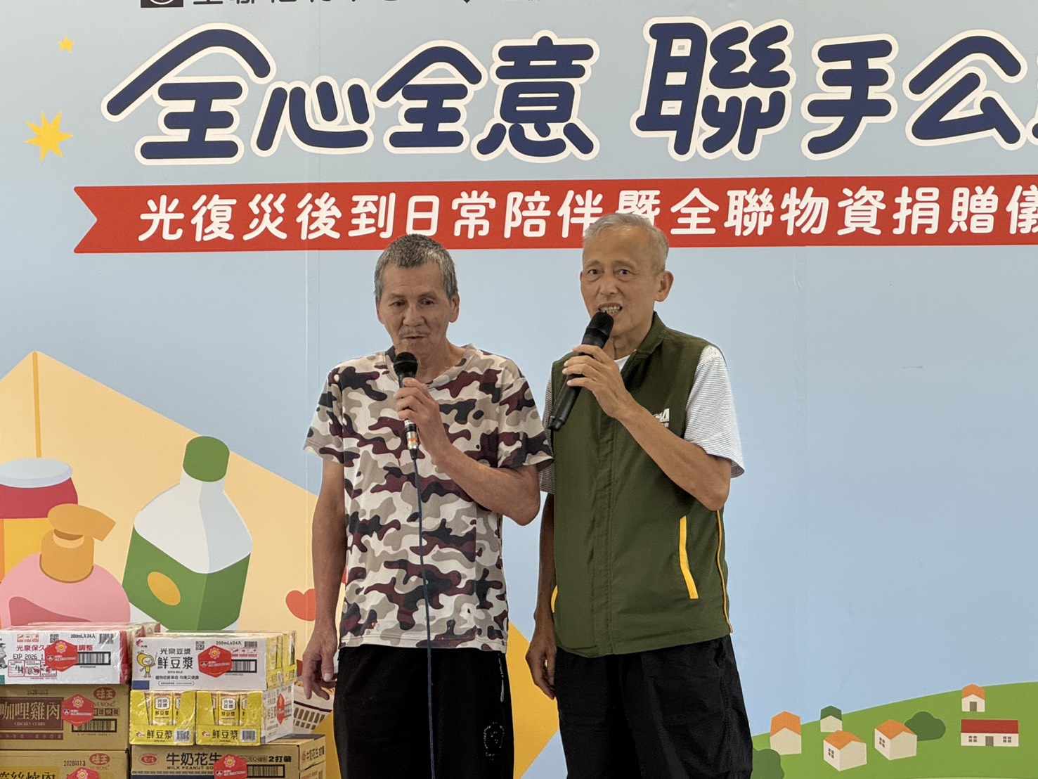 小昇阿公(左)在記者會上分享，光復洪災後芥菜種會帶來的關懷，右為陪伴的社工。