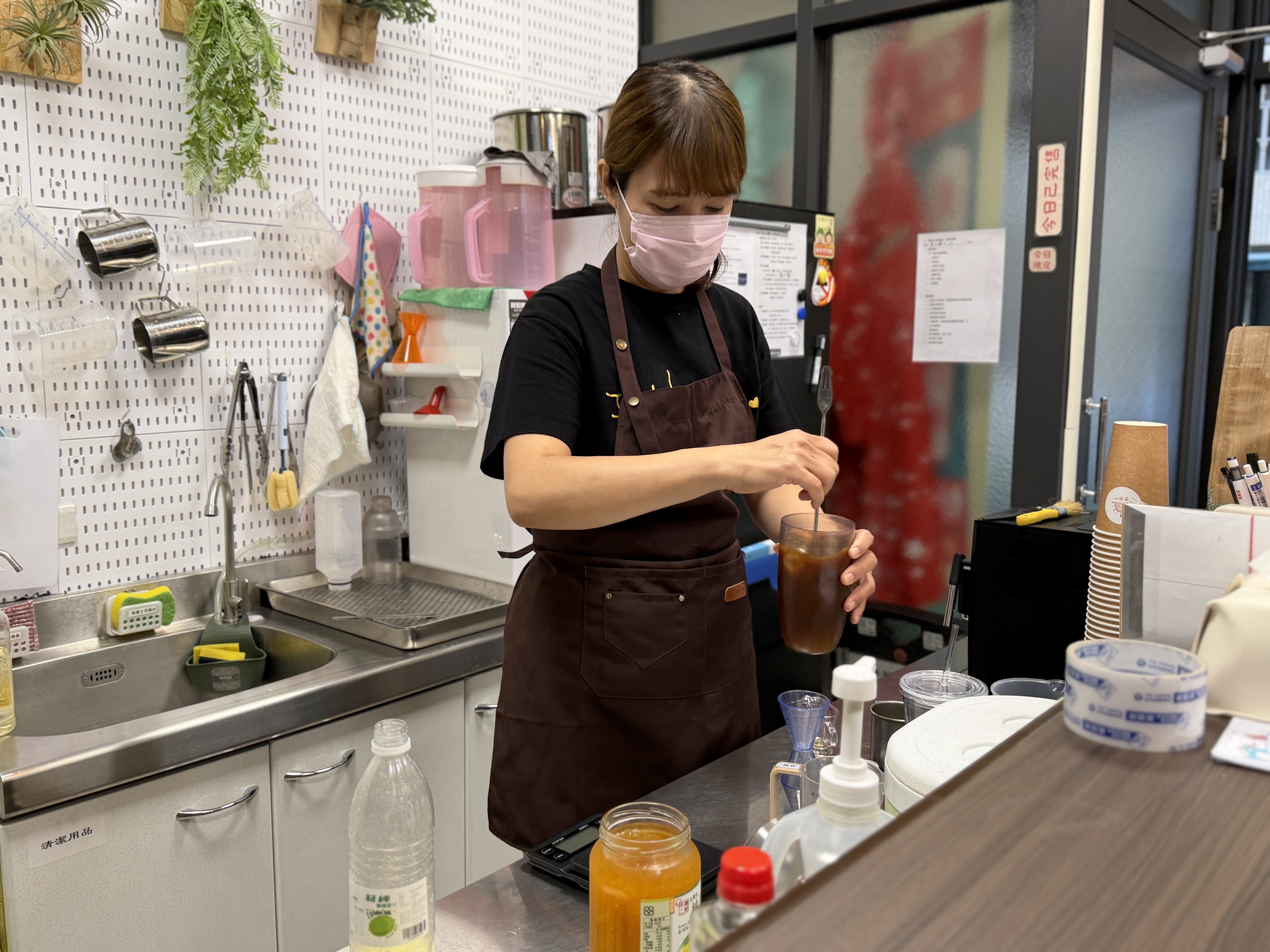 在南區習藝所樂熱心輕食坊，美美亦呈接咖啡飲品調製與熱壓吐司輕食製作，與便當製作等服務。