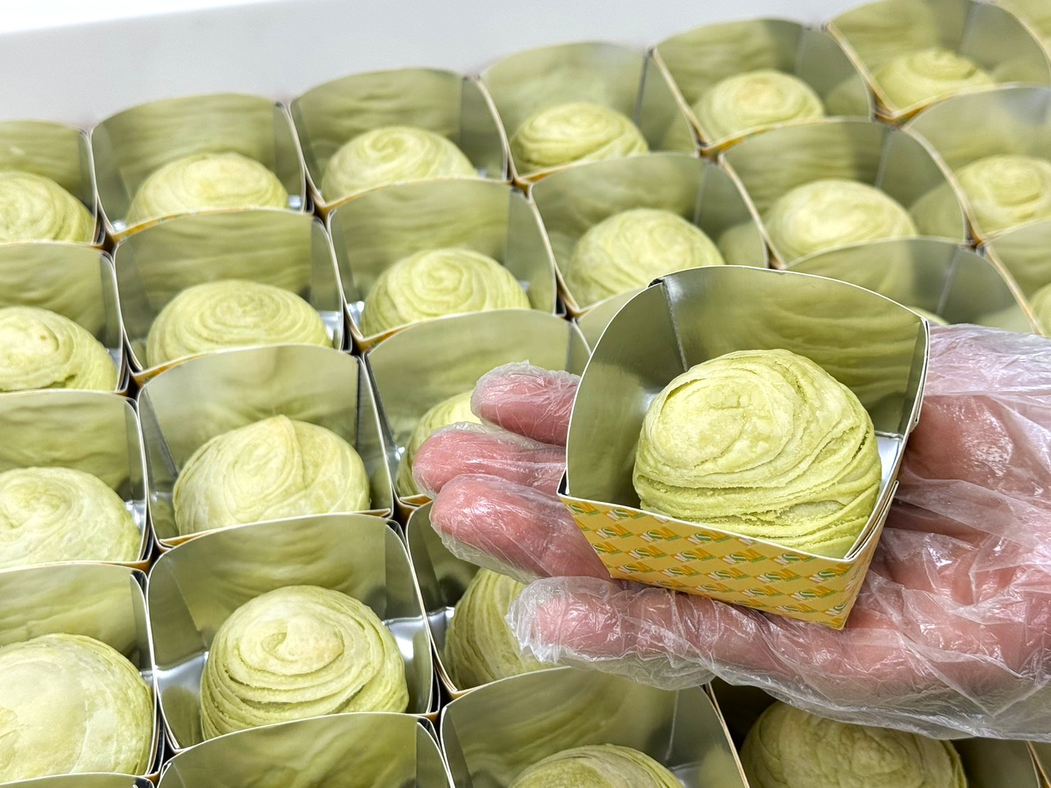 花蓮習藝所烘焙坊製作500個月餅，提供現場民眾品嘗，一起共度中秋佳節。